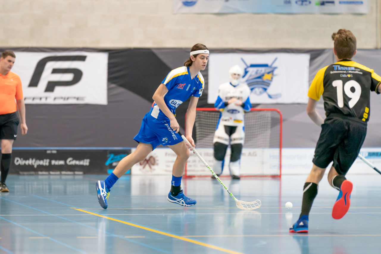 Ruebisbach (Kloten), 02.03.2019, Unihockey Herren U21 B 18. Runde, Kloten-Dietlikon Jets - Iron Marmots Davos-Klosters, Jann Gartmann (Nr. 11, Kloten-Dietlikon Jets) am Ball

(Claudio Schwarz, unihockey-fotos.ch)

Copyright: Claudio Schwarz, unihockey-fotos.ch – Dieses Bild wurde durch swiss unihockey lizenziert und darf ausschliesslich auf den Online-Kanälen von swiss unihockey verwendet werden. Die redaktionelle oder kommerzielle Nutzung durch Dritte (Medien, Vereine, Unternehmen oder Privatpersonen) per Download von diesem flickr-Account ist ausgeschlossen. Das Bild kann bei Interesse via unihockey-fotos.ch kostenpflichtig lizenziert werden. unihockey-fotos.ch behält sich vor, fehlbaren Medien, Vereinen, Unternehmen oder Privatpersonen Bilder mit einem Zuschlag in Rechnung zu stellen.