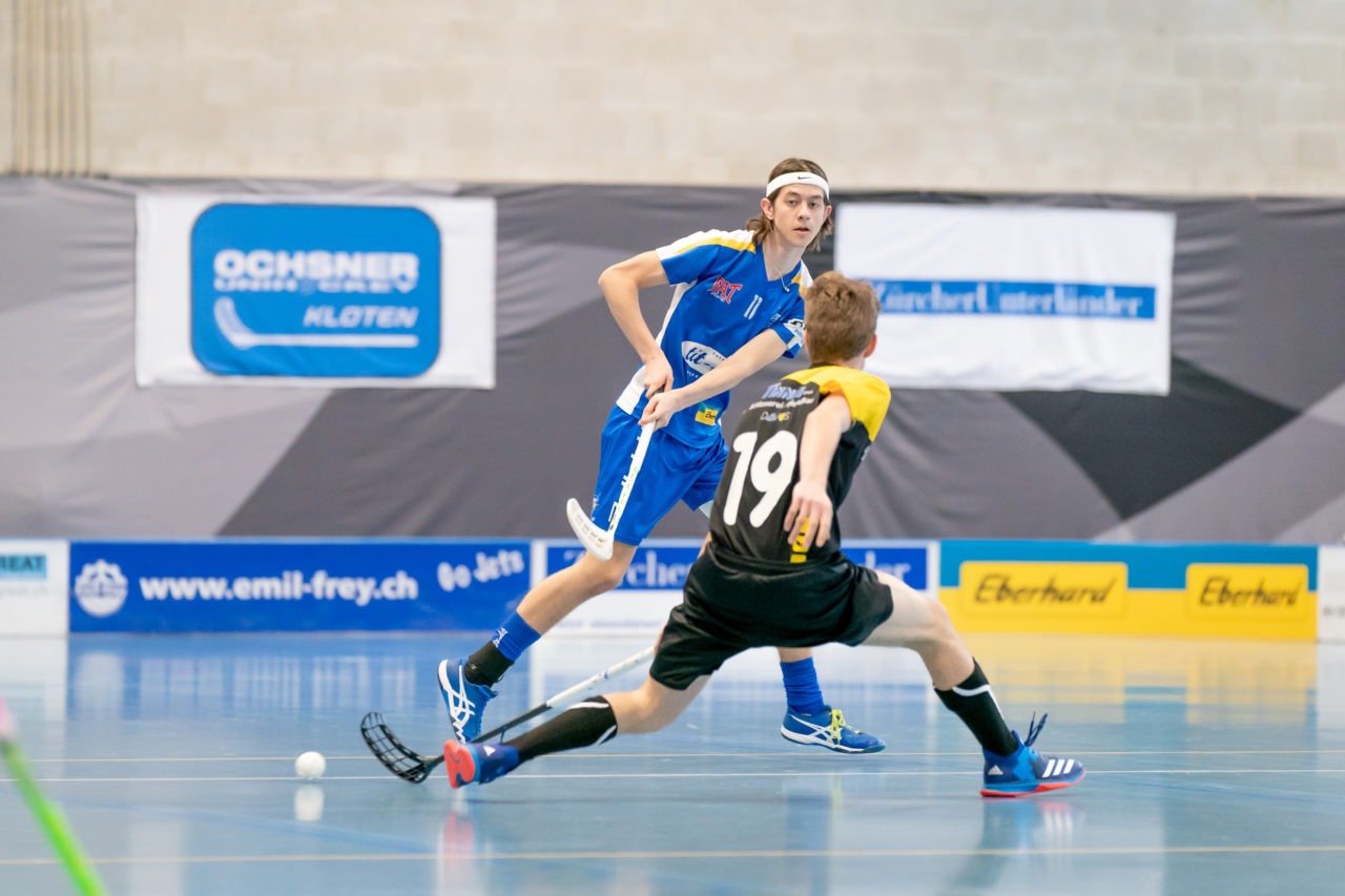 Ruebisbach (Kloten), 02.03.2019, Unihockey Herren U21 B 18. Runde, Kloten-Dietlikon Jets - Iron Marmots Davos-Klosters, Jann Gartmann (Nr. 11, Kloten-Dietlikon Jets) spielt einen Pass

(Claudio Schwarz, unihockey-fotos.ch)

Copyright: Claudio Schwarz, unihockey-fotos.ch – Dieses Bild wurde durch swiss unihockey lizenziert und darf ausschliesslich auf den Online-Kanälen von swiss unihockey verwendet werden. Die redaktionelle oder kommerzielle Nutzung durch Dritte (Medien, Vereine, Unternehmen oder Privatpersonen) per Download von diesem flickr-Account ist ausgeschlossen. Das Bild kann bei Interesse via unihockey-fotos.ch kostenpflichtig lizenziert werden. unihockey-fotos.ch behält sich vor, fehlbaren Medien, Vereinen, Unternehmen oder Privatpersonen Bilder mit einem Zuschlag in Rechnung zu stellen.