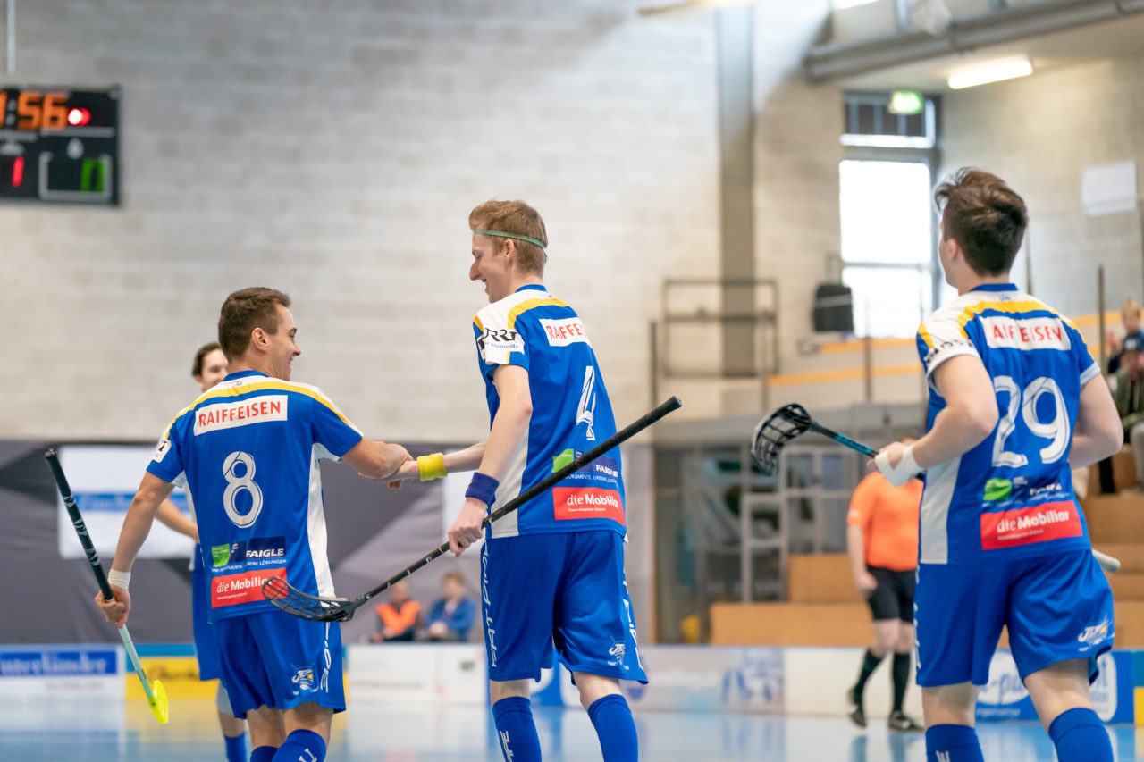 Ruebisbach (Kloten), 02.03.2019, Unihockey Herren U21 B 18. Runde, Kloten-Dietlikon Jets - Iron Marmots Davos-Klosters, Michel Bill (Nr. 8, Kloten-Dietlikon Jets) und Lukas Schellenberg (Nr. 4, Kloten-Dietlikon Jets) freuen sich über das 1:0

(Claudio Schwarz, unihockey-fotos.ch)

Copyright: Claudio Schwarz, unihockey-fotos.ch – Dieses Bild wurde durch swiss unihockey lizenziert und darf ausschliesslich auf den Online-Kanälen von swiss unihockey verwendet werden. Die redaktionelle oder kommerzielle Nutzung durch Dritte (Medien, Vereine, Unternehmen oder Privatpersonen) per Download von diesem flickr-Account ist ausgeschlossen. Das Bild kann bei Interesse via unihockey-fotos.ch kostenpflichtig lizenziert werden. unihockey-fotos.ch behält sich vor, fehlbaren Medien, Vereinen, Unternehmen oder Privatpersonen Bilder mit einem Zuschlag in Rechnung zu stellen.