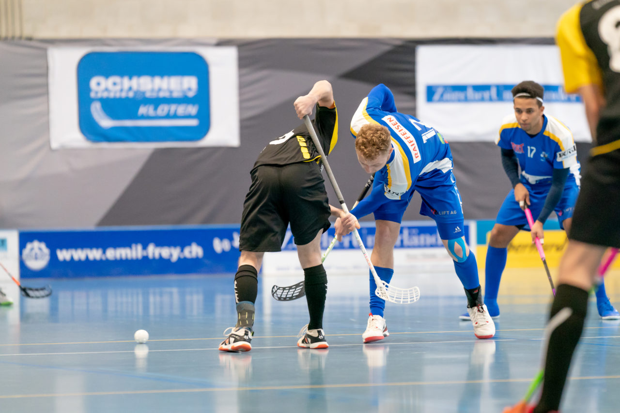 Ruebisbach (Kloten), 02.03.2019, Unihockey Herren U21 B 18. Runde, Kloten-Dietlikon Jets - Iron Marmots Davos-Klosters, Silas Isler (Nr. 12, Kloten-Dietlikon Jets) gewinnt das Bully

(Claudio Schwarz, unihockey-fotos.ch)

Copyright: Claudio Schwarz, unihockey-fotos.ch – Dieses Bild wurde durch swiss unihockey lizenziert und darf ausschliesslich auf den Online-Kanälen von swiss unihockey verwendet werden. Die redaktionelle oder kommerzielle Nutzung durch Dritte (Medien, Vereine, Unternehmen oder Privatpersonen) per Download von diesem flickr-Account ist ausgeschlossen. Das Bild kann bei Interesse via unihockey-fotos.ch kostenpflichtig lizenziert werden. unihockey-fotos.ch behält sich vor, fehlbaren Medien, Vereinen, Unternehmen oder Privatpersonen Bilder mit einem Zuschlag in Rechnung zu stellen.