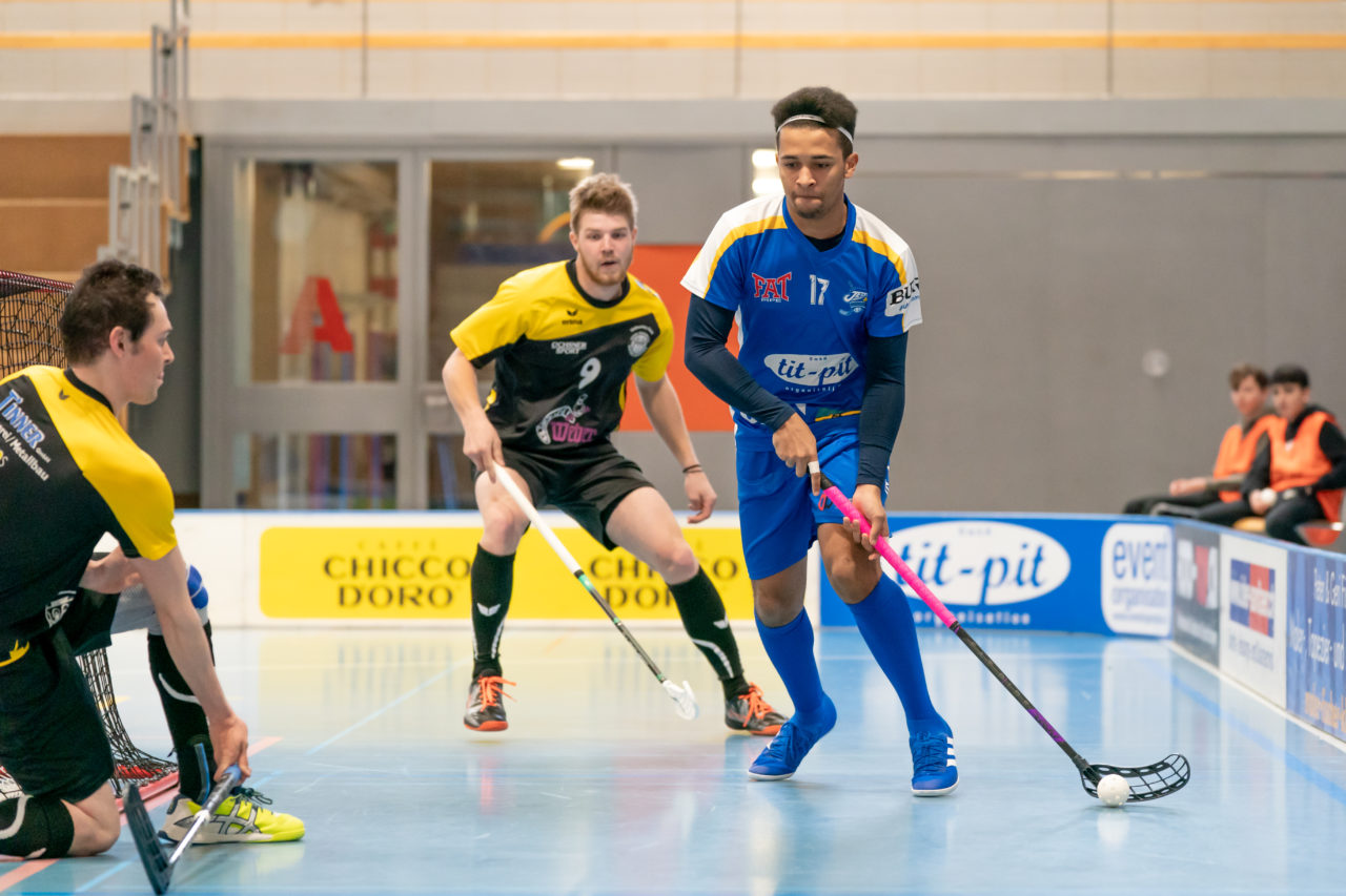 Ruebisbach (Kloten), 02.03.2019, Unihockey Herren U21 B 18. Runde, Kloten-Dietlikon Jets - Iron Marmots Davos-Klosters, Ethel Kurmann (Nr. 17, Kloten-Dietlikon Jets) am Ball

(Claudio Schwarz, unihockey-fotos.ch)

Copyright: Claudio Schwarz, unihockey-fotos.ch – Dieses Bild wurde durch swiss unihockey lizenziert und darf ausschliesslich auf den Online-Kanälen von swiss unihockey verwendet werden. Die redaktionelle oder kommerzielle Nutzung durch Dritte (Medien, Vereine, Unternehmen oder Privatpersonen) per Download von diesem flickr-Account ist ausgeschlossen. Das Bild kann bei Interesse via unihockey-fotos.ch kostenpflichtig lizenziert werden. unihockey-fotos.ch behält sich vor, fehlbaren Medien, Vereinen, Unternehmen oder Privatpersonen Bilder mit einem Zuschlag in Rechnung zu stellen.