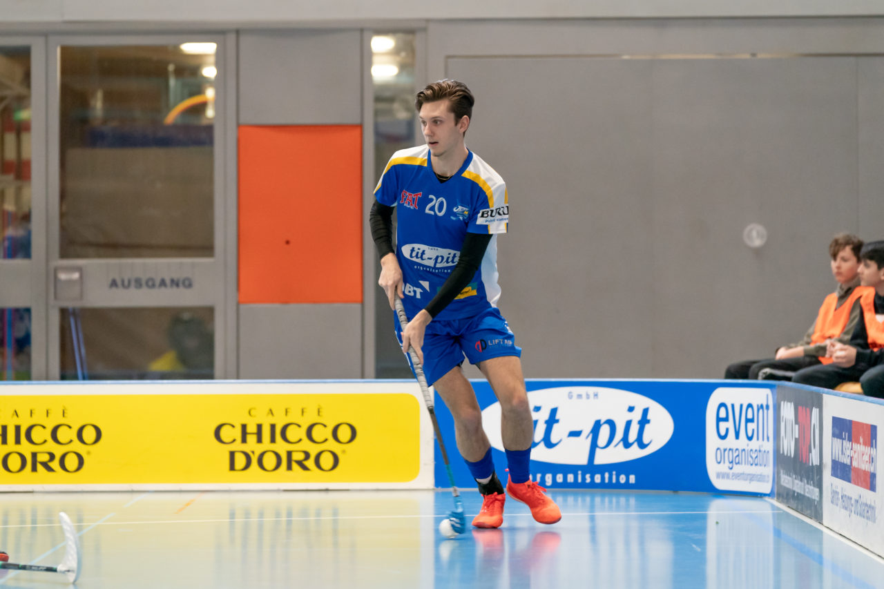 Ruebisbach (Kloten), 02.03.2019, Unihockey Herren U21 B 18. Runde, Kloten-Dietlikon Jets - Iron Marmots Davos-Klosters, Sven Gisiger (Nr. 20, Kloten-Dietlikon Jets) am Ball

(Claudio Schwarz, unihockey-fotos.ch)

Copyright: Claudio Schwarz, unihockey-fotos.ch – Dieses Bild wurde durch swiss unihockey lizenziert und darf ausschliesslich auf den Online-Kanälen von swiss unihockey verwendet werden. Die redaktionelle oder kommerzielle Nutzung durch Dritte (Medien, Vereine, Unternehmen oder Privatpersonen) per Download von diesem flickr-Account ist ausgeschlossen. Das Bild kann bei Interesse via unihockey-fotos.ch kostenpflichtig lizenziert werden. unihockey-fotos.ch behält sich vor, fehlbaren Medien, Vereinen, Unternehmen oder Privatpersonen Bilder mit einem Zuschlag in Rechnung zu stellen.
