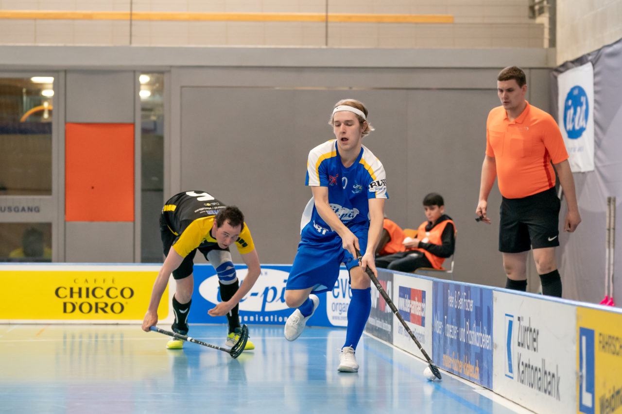 Ruebisbach (Kloten), 02.03.2019, Unihockey Herren U21 B 18. Runde, Kloten-Dietlikon Jets - Iron Marmots Davos-Klosters, Mischa Schmid (Nr. 10, Kloten-Dietlikon Jets) am Ball

(Claudio Schwarz, unihockey-fotos.ch)

Copyright: Claudio Schwarz, unihockey-fotos.ch – Dieses Bild wurde durch swiss unihockey lizenziert und darf ausschliesslich auf den Online-Kanälen von swiss unihockey verwendet werden. Die redaktionelle oder kommerzielle Nutzung durch Dritte (Medien, Vereine, Unternehmen oder Privatpersonen) per Download von diesem flickr-Account ist ausgeschlossen. Das Bild kann bei Interesse via unihockey-fotos.ch kostenpflichtig lizenziert werden. unihockey-fotos.ch behält sich vor, fehlbaren Medien, Vereinen, Unternehmen oder Privatpersonen Bilder mit einem Zuschlag in Rechnung zu stellen.