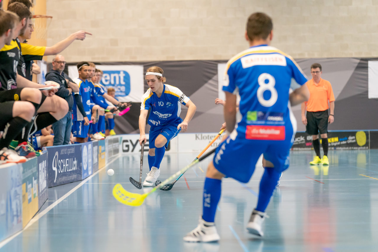 Ruebisbach (Kloten), 02.03.2019, Unihockey Herren U21 B 18. Runde, Kloten-Dietlikon Jets - Iron Marmots Davos-Klosters, Mischa Schmid (Nr. 10, Kloten-Dietlikon Jets) spitzelt den Ball weg

(Claudio Schwarz, unihockey-fotos.ch)

Copyright: Claudio Schwarz, unihockey-fotos.ch – Dieses Bild wurde durch swiss unihockey lizenziert und darf ausschliesslich auf den Online-Kanälen von swiss unihockey verwendet werden. Die redaktionelle oder kommerzielle Nutzung durch Dritte (Medien, Vereine, Unternehmen oder Privatpersonen) per Download von diesem flickr-Account ist ausgeschlossen. Das Bild kann bei Interesse via unihockey-fotos.ch kostenpflichtig lizenziert werden. unihockey-fotos.ch behält sich vor, fehlbaren Medien, Vereinen, Unternehmen oder Privatpersonen Bilder mit einem Zuschlag in Rechnung zu stellen.