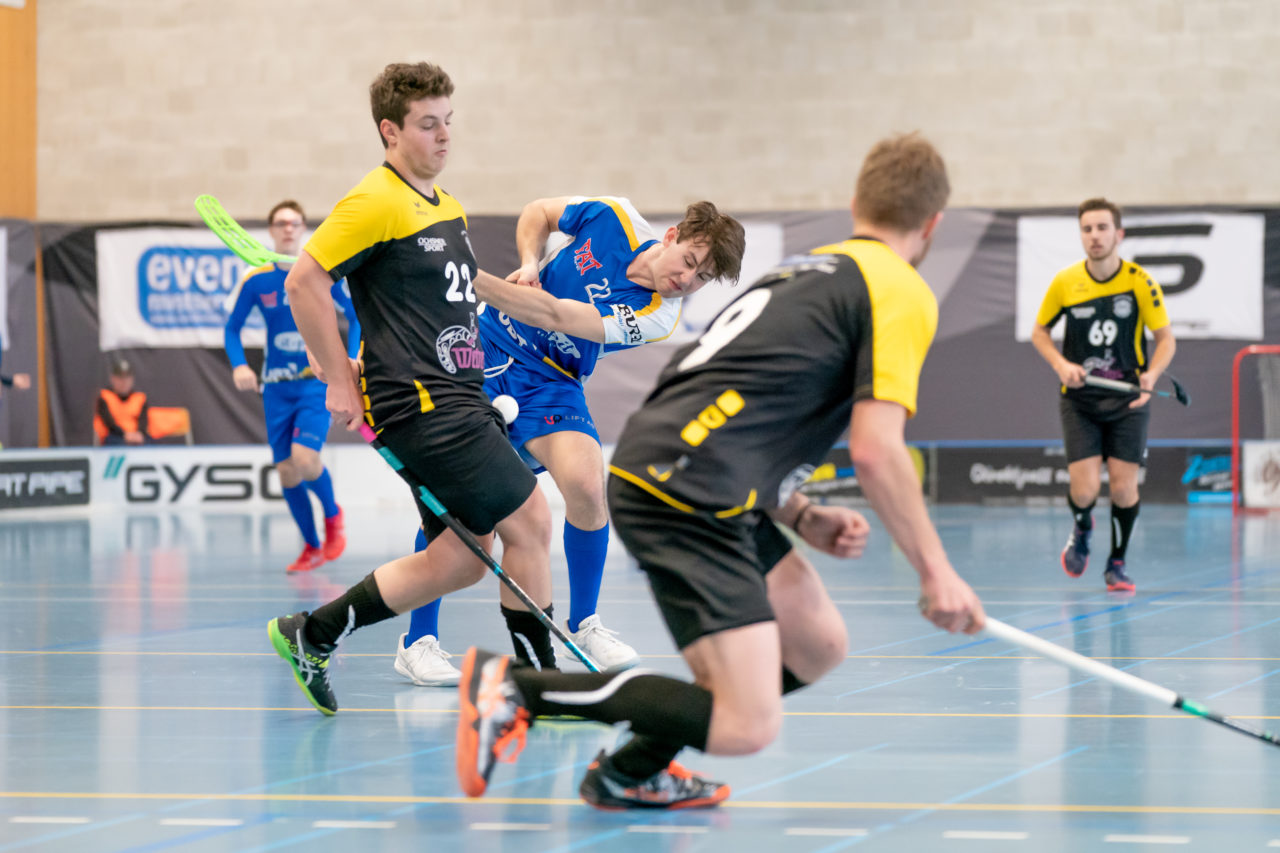 Ruebisbach (Kloten), 02.03.2019, Unihockey Herren U21 B 18. Runde, Kloten-Dietlikon Jets - Iron Marmots Davos-Klosters, David Kissling (Nr. 22, Kloten-Dietlikon Jets) mit einem Abschlussversuch

(Claudio Schwarz, unihockey-fotos.ch)

Copyright: Claudio Schwarz, unihockey-fotos.ch – Dieses Bild wurde durch swiss unihockey lizenziert und darf ausschliesslich auf den Online-Kanälen von swiss unihockey verwendet werden. Die redaktionelle oder kommerzielle Nutzung durch Dritte (Medien, Vereine, Unternehmen oder Privatpersonen) per Download von diesem flickr-Account ist ausgeschlossen. Das Bild kann bei Interesse via unihockey-fotos.ch kostenpflichtig lizenziert werden. unihockey-fotos.ch behält sich vor, fehlbaren Medien, Vereinen, Unternehmen oder Privatpersonen Bilder mit einem Zuschlag in Rechnung zu stellen.