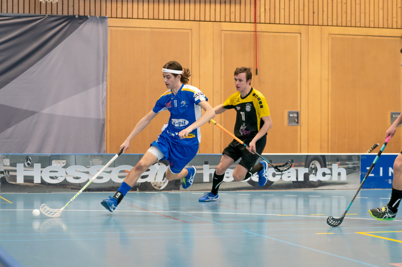 Ruebisbach (Kloten), 02.03.2019, Unihockey Herren U21 B 18. Runde, Kloten-Dietlikon Jets - Iron Marmots Davos-Klosters, Jann Gartmann (Nr. 11, Kloten-Dietlikon Jets) am Ball

(Claudio Schwarz, unihockey-fotos.ch)

Copyright: Claudio Schwarz, unihockey-fotos.ch – Dieses Bild wurde durch swiss unihockey lizenziert und darf ausschliesslich auf den Online-Kanälen von swiss unihockey verwendet werden. Die redaktionelle oder kommerzielle Nutzung durch Dritte (Medien, Vereine, Unternehmen oder Privatpersonen) per Download von diesem flickr-Account ist ausgeschlossen. Das Bild kann bei Interesse via unihockey-fotos.ch kostenpflichtig lizenziert werden. unihockey-fotos.ch behält sich vor, fehlbaren Medien, Vereinen, Unternehmen oder Privatpersonen Bilder mit einem Zuschlag in Rechnung zu stellen.