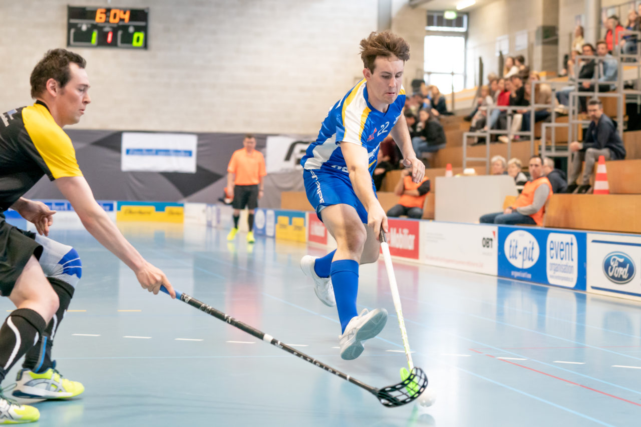 Ruebisbach (Kloten), 02.03.2019, Unihockey Herren U21 B 18. Runde, Kloten-Dietlikon Jets - Iron Marmots Davos-Klosters, David Kissling (Nr. 22, Kloten-Dietlikon Jets) spitzelt den Ball weg

(Claudio Schwarz, unihockey-fotos.ch)

Copyright: Claudio Schwarz, unihockey-fotos.ch – Dieses Bild wurde durch swiss unihockey lizenziert und darf ausschliesslich auf den Online-Kanälen von swiss unihockey verwendet werden. Die redaktionelle oder kommerzielle Nutzung durch Dritte (Medien, Vereine, Unternehmen oder Privatpersonen) per Download von diesem flickr-Account ist ausgeschlossen. Das Bild kann bei Interesse via unihockey-fotos.ch kostenpflichtig lizenziert werden. unihockey-fotos.ch behält sich vor, fehlbaren Medien, Vereinen, Unternehmen oder Privatpersonen Bilder mit einem Zuschlag in Rechnung zu stellen.