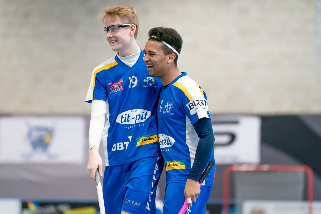 Ruebisbach (Kloten), 02.03.2019, Unihockey Herren U21 B 18. Runde, Kloten-Dietlikon Jets - Iron Marmots Davos-Klosters, Nick Dittrich (Nr. 19, Kloten-Dietlikon Jets) und Ethel Kurmann (Nr. 17, Kloten-Dietlikon Jets) freuen sich über das 2:0

(Claudio Schwarz, unihockey-fotos.ch)

Copyright: Claudio Schwarz, unihockey-fotos.ch – Dieses Bild wurde durch swiss unihockey lizenziert und darf ausschliesslich auf den Online-Kanälen von swiss unihockey verwendet werden. Die redaktionelle oder kommerzielle Nutzung durch Dritte (Medien, Vereine, Unternehmen oder Privatpersonen) per Download von diesem flickr-Account ist ausgeschlossen. Das Bild kann bei Interesse via unihockey-fotos.ch kostenpflichtig lizenziert werden. unihockey-fotos.ch behält sich vor, fehlbaren Medien, Vereinen, Unternehmen oder Privatpersonen Bilder mit einem Zuschlag in Rechnung zu stellen.