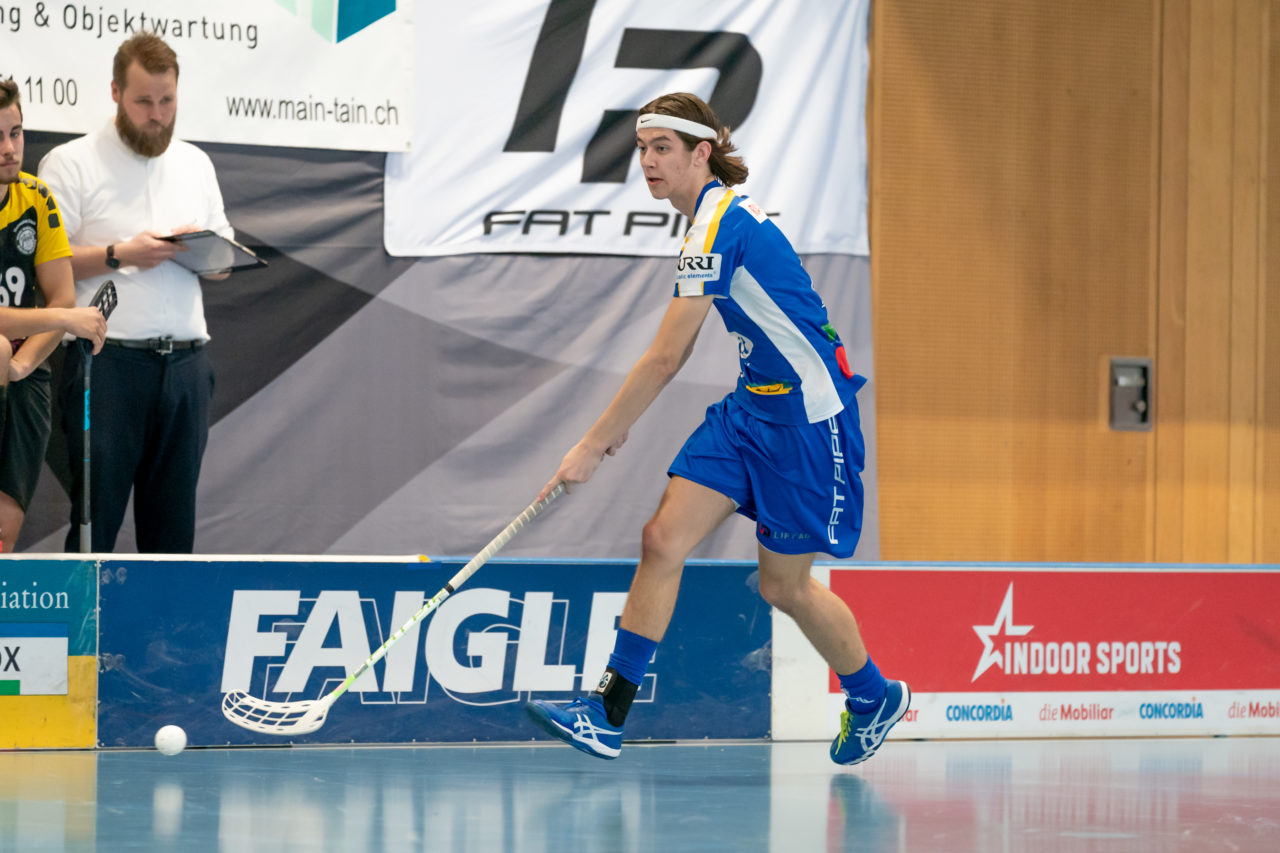 Ruebisbach (Kloten), 02.03.2019, Unihockey Herren U21 B 18. Runde, Kloten-Dietlikon Jets - Iron Marmots Davos-Klosters, Jann Gartmann (Nr. 11, Kloten-Dietlikon Jets) am Ball

(Claudio Schwarz, unihockey-fotos.ch)

Copyright: Claudio Schwarz, unihockey-fotos.ch – Dieses Bild wurde durch swiss unihockey lizenziert und darf ausschliesslich auf den Online-Kanälen von swiss unihockey verwendet werden. Die redaktionelle oder kommerzielle Nutzung durch Dritte (Medien, Vereine, Unternehmen oder Privatpersonen) per Download von diesem flickr-Account ist ausgeschlossen. Das Bild kann bei Interesse via unihockey-fotos.ch kostenpflichtig lizenziert werden. unihockey-fotos.ch behält sich vor, fehlbaren Medien, Vereinen, Unternehmen oder Privatpersonen Bilder mit einem Zuschlag in Rechnung zu stellen.