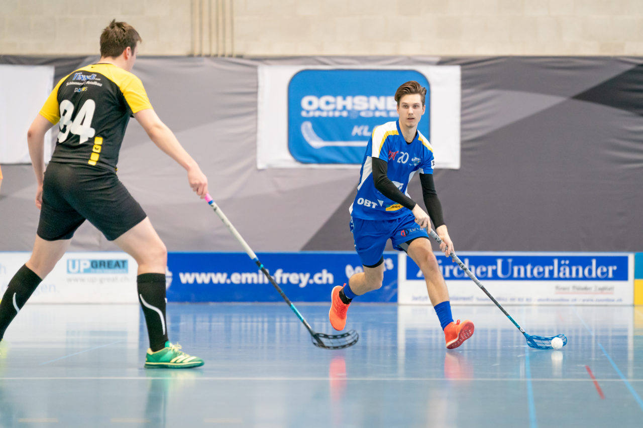 Ruebisbach (Kloten), 02.03.2019, Unihockey Herren U21 B 18. Runde, Kloten-Dietlikon Jets - Iron Marmots Davos-Klosters, Sven Gisiger (Nr. 20, Kloten-Dietlikon Jets) am Ball

(Claudio Schwarz, unihockey-fotos.ch)

Copyright: Claudio Schwarz, unihockey-fotos.ch – Dieses Bild wurde durch swiss unihockey lizenziert und darf ausschliesslich auf den Online-Kanälen von swiss unihockey verwendet werden. Die redaktionelle oder kommerzielle Nutzung durch Dritte (Medien, Vereine, Unternehmen oder Privatpersonen) per Download von diesem flickr-Account ist ausgeschlossen. Das Bild kann bei Interesse via unihockey-fotos.ch kostenpflichtig lizenziert werden. unihockey-fotos.ch behält sich vor, fehlbaren Medien, Vereinen, Unternehmen oder Privatpersonen Bilder mit einem Zuschlag in Rechnung zu stellen.
