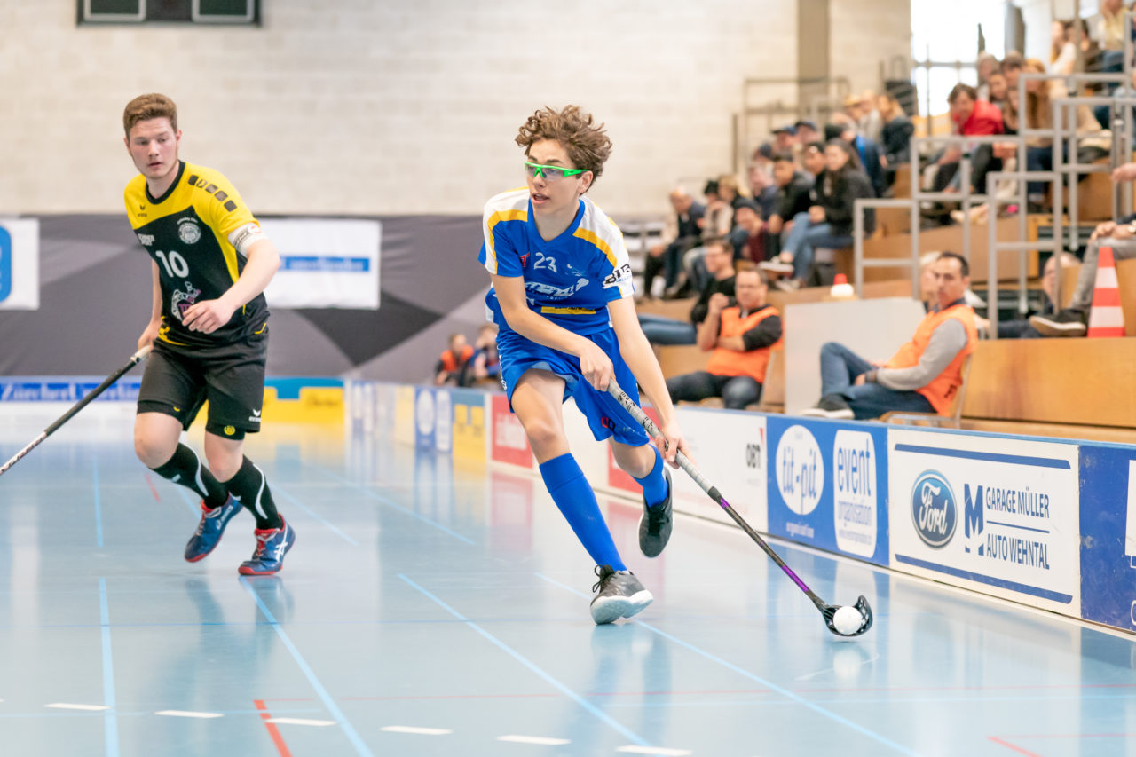 Ruebisbach (Kloten), 02.03.2019, Unihockey Herren U21 B 18. Runde, Kloten-Dietlikon Jets - Iron Marmots Davos-Klosters, Mike Rickenbacher (Nr. 23, Kloten-Dietlikon Jets) am Ball

(Claudio Schwarz, unihockey-fotos.ch)

Copyright: Claudio Schwarz, unihockey-fotos.ch – Dieses Bild wurde durch swiss unihockey lizenziert und darf ausschliesslich auf den Online-Kanälen von swiss unihockey verwendet werden. Die redaktionelle oder kommerzielle Nutzung durch Dritte (Medien, Vereine, Unternehmen oder Privatpersonen) per Download von diesem flickr-Account ist ausgeschlossen. Das Bild kann bei Interesse via unihockey-fotos.ch kostenpflichtig lizenziert werden. unihockey-fotos.ch behält sich vor, fehlbaren Medien, Vereinen, Unternehmen oder Privatpersonen Bilder mit einem Zuschlag in Rechnung zu stellen.