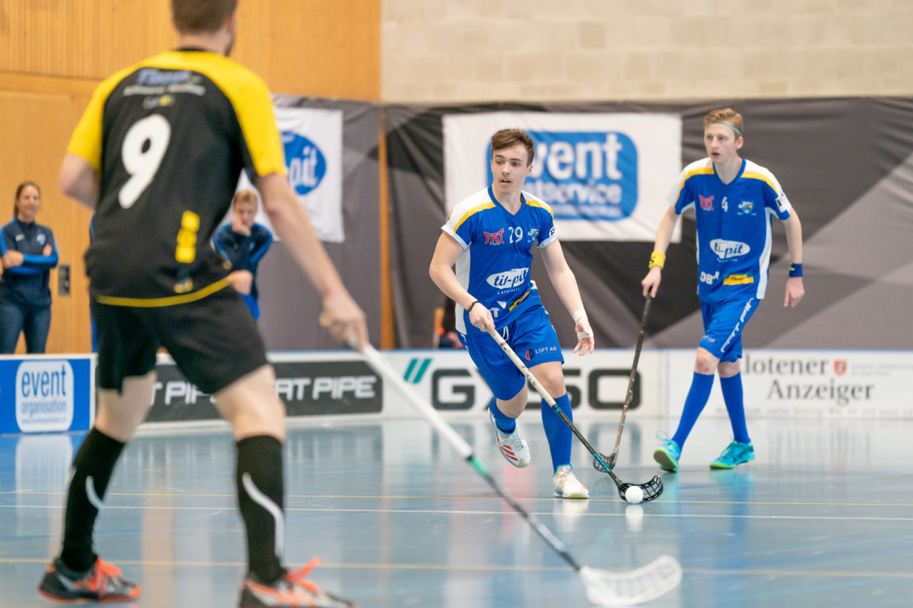 Ruebisbach (Kloten), 02.03.2019, Unihockey Herren U21 B 18. Runde, Kloten-Dietlikon Jets - Iron Marmots Davos-Klosters, Pascal Giger (Nr. 29, Kloten-Dietlikon Jets) am Ball

(Claudio Schwarz, unihockey-fotos.ch)

Copyright: Claudio Schwarz, unihockey-fotos.ch – Dieses Bild wurde durch swiss unihockey lizenziert und darf ausschliesslich auf den Online-Kanälen von swiss unihockey verwendet werden. Die redaktionelle oder kommerzielle Nutzung durch Dritte (Medien, Vereine, Unternehmen oder Privatpersonen) per Download von diesem flickr-Account ist ausgeschlossen. Das Bild kann bei Interesse via unihockey-fotos.ch kostenpflichtig lizenziert werden. unihockey-fotos.ch behält sich vor, fehlbaren Medien, Vereinen, Unternehmen oder Privatpersonen Bilder mit einem Zuschlag in Rechnung zu stellen.