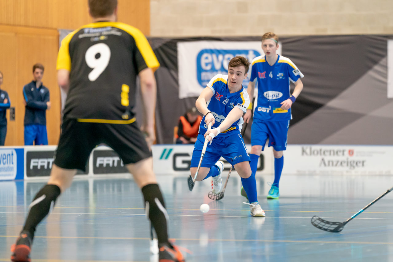 Ruebisbach (Kloten), 02.03.2019, Unihockey Herren U21 B 18. Runde, Kloten-Dietlikon Jets - Iron Marmots Davos-Klosters, Pascal Giger (Nr. 29, Kloten-Dietlikon Jets) spielt einen Pass

(Claudio Schwarz, unihockey-fotos.ch)

Copyright: Claudio Schwarz, unihockey-fotos.ch – Dieses Bild wurde durch swiss unihockey lizenziert und darf ausschliesslich auf den Online-Kanälen von swiss unihockey verwendet werden. Die redaktionelle oder kommerzielle Nutzung durch Dritte (Medien, Vereine, Unternehmen oder Privatpersonen) per Download von diesem flickr-Account ist ausgeschlossen. Das Bild kann bei Interesse via unihockey-fotos.ch kostenpflichtig lizenziert werden. unihockey-fotos.ch behält sich vor, fehlbaren Medien, Vereinen, Unternehmen oder Privatpersonen Bilder mit einem Zuschlag in Rechnung zu stellen.