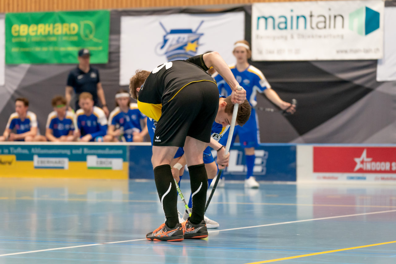 Ruebisbach (Kloten), 02.03.2019, Unihockey Herren U21 B 18. Runde, Kloten-Dietlikon Jets - Iron Marmots Davos-Klosters, André Läser (Nr. 9, Iron Marmots Davos-Klosters) beim Anspiel

(Claudio Schwarz, unihockey-fotos.ch)

Copyright: Claudio Schwarz, unihockey-fotos.ch – Dieses Bild wurde durch swiss unihockey lizenziert und darf ausschliesslich auf den Online-Kanälen von swiss unihockey verwendet werden. Die redaktionelle oder kommerzielle Nutzung durch Dritte (Medien, Vereine, Unternehmen oder Privatpersonen) per Download von diesem flickr-Account ist ausgeschlossen. Das Bild kann bei Interesse via unihockey-fotos.ch kostenpflichtig lizenziert werden. unihockey-fotos.ch behält sich vor, fehlbaren Medien, Vereinen, Unternehmen oder Privatpersonen Bilder mit einem Zuschlag in Rechnung zu stellen.