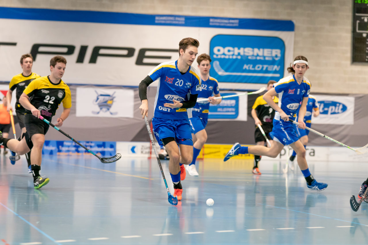 Ruebisbach (Kloten), 02.03.2019, Unihockey Herren U21 B 18. Runde, Kloten-Dietlikon Jets - Iron Marmots Davos-Klosters, Sven Gisiger (Nr. 20, Kloten-Dietlikon Jets) am Ball

(Claudio Schwarz, unihockey-fotos.ch)

Copyright: Claudio Schwarz, unihockey-fotos.ch – Dieses Bild wurde durch swiss unihockey lizenziert und darf ausschliesslich auf den Online-Kanälen von swiss unihockey verwendet werden. Die redaktionelle oder kommerzielle Nutzung durch Dritte (Medien, Vereine, Unternehmen oder Privatpersonen) per Download von diesem flickr-Account ist ausgeschlossen. Das Bild kann bei Interesse via unihockey-fotos.ch kostenpflichtig lizenziert werden. unihockey-fotos.ch behält sich vor, fehlbaren Medien, Vereinen, Unternehmen oder Privatpersonen Bilder mit einem Zuschlag in Rechnung zu stellen.