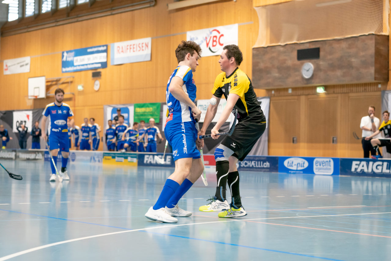 Ruebisbach (Kloten), 02.03.2019, Unihockey Herren U21 B 18. Runde, Kloten-Dietlikon Jets - Iron Marmots Davos-Klosters, David Kissling (Nr. 22, Kloten-Dietlikon Jets) und Beat Fluor (Nr. 5, Iron Marmots Davos-Klosters) kämpfen um den Ball

(Claudio Schwarz, unihockey-fotos.ch)

Copyright: Claudio Schwarz, unihockey-fotos.ch – Dieses Bild wurde durch swiss unihockey lizenziert und darf ausschliesslich auf den Online-Kanälen von swiss unihockey verwendet werden. Die redaktionelle oder kommerzielle Nutzung durch Dritte (Medien, Vereine, Unternehmen oder Privatpersonen) per Download von diesem flickr-Account ist ausgeschlossen. Das Bild kann bei Interesse via unihockey-fotos.ch kostenpflichtig lizenziert werden. unihockey-fotos.ch behält sich vor, fehlbaren Medien, Vereinen, Unternehmen oder Privatpersonen Bilder mit einem Zuschlag in Rechnung zu stellen.