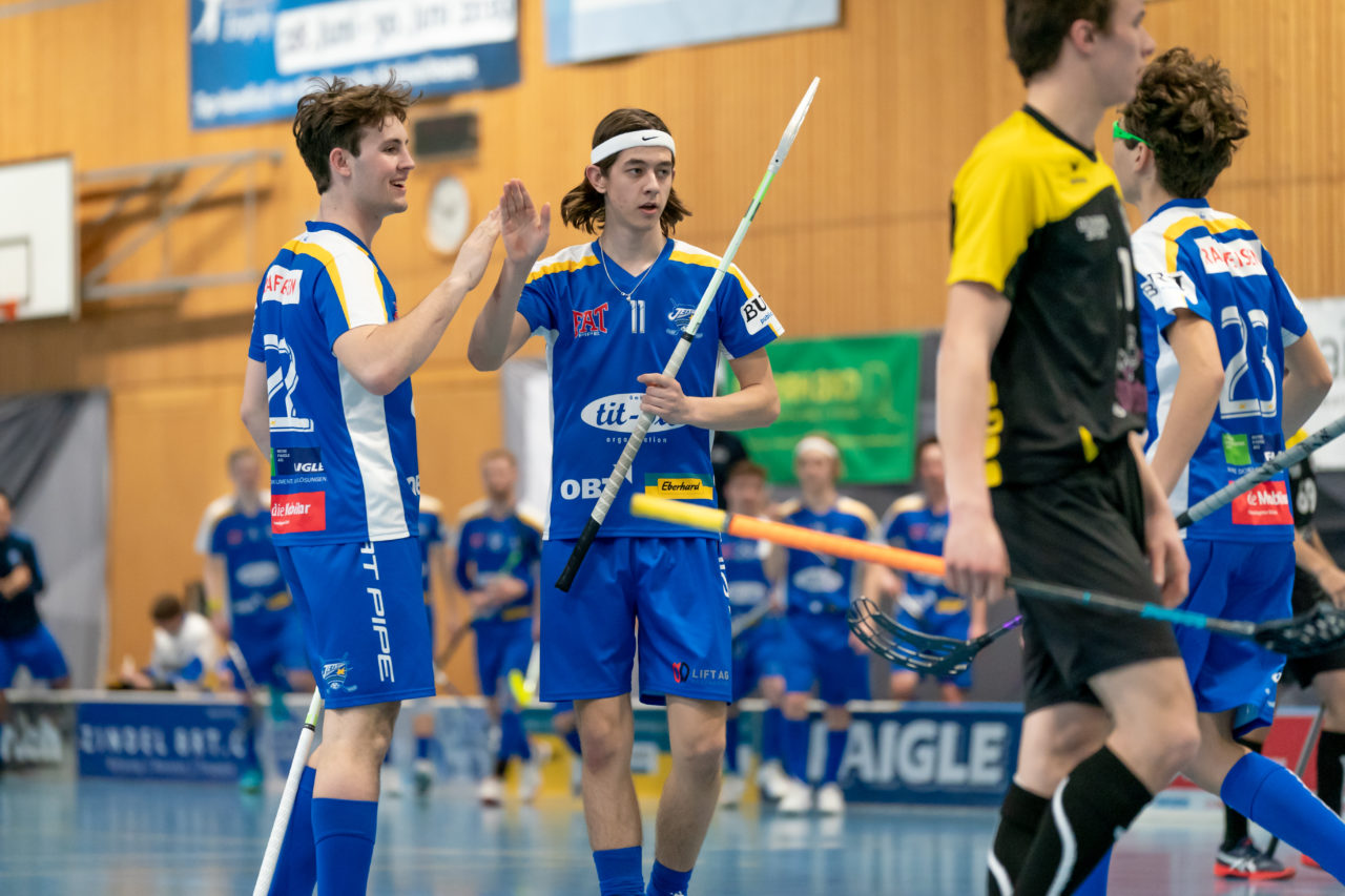 Ruebisbach (Kloten), 02.03.2019, Unihockey Herren U21 B 18. Runde, Kloten-Dietlikon Jets - Iron Marmots Davos-Klosters, Jann Gartmann (Nr. 11, Kloten-Dietlikon Jets) klatscht mit David Kissling (Nr. 22, Kloten-Dietlikon Jets) ab

(Claudio Schwarz, unihockey-fotos.ch)

Copyright: Claudio Schwarz, unihockey-fotos.ch – Dieses Bild wurde durch swiss unihockey lizenziert und darf ausschliesslich auf den Online-Kanälen von swiss unihockey verwendet werden. Die redaktionelle oder kommerzielle Nutzung durch Dritte (Medien, Vereine, Unternehmen oder Privatpersonen) per Download von diesem flickr-Account ist ausgeschlossen. Das Bild kann bei Interesse via unihockey-fotos.ch kostenpflichtig lizenziert werden. unihockey-fotos.ch behält sich vor, fehlbaren Medien, Vereinen, Unternehmen oder Privatpersonen Bilder mit einem Zuschlag in Rechnung zu stellen.