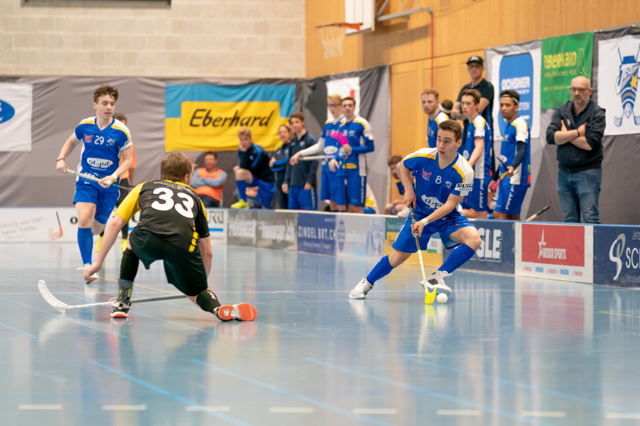 Ruebisbach (Kloten), 02.03.2019, Unihockey Herren U21 B 18. Runde, Kloten-Dietlikon Jets - Iron Marmots Davos-Klosters, Michel Bill (Nr. 8, Kloten-Dietlikon Jets) am Ball

(Claudio Schwarz, unihockey-fotos.ch)

Copyright: Claudio Schwarz, unihockey-fotos.ch – Dieses Bild wurde durch swiss unihockey lizenziert und darf ausschliesslich auf den Online-Kanälen von swiss unihockey verwendet werden. Die redaktionelle oder kommerzielle Nutzung durch Dritte (Medien, Vereine, Unternehmen oder Privatpersonen) per Download von diesem flickr-Account ist ausgeschlossen. Das Bild kann bei Interesse via unihockey-fotos.ch kostenpflichtig lizenziert werden. unihockey-fotos.ch behält sich vor, fehlbaren Medien, Vereinen, Unternehmen oder Privatpersonen Bilder mit einem Zuschlag in Rechnung zu stellen.