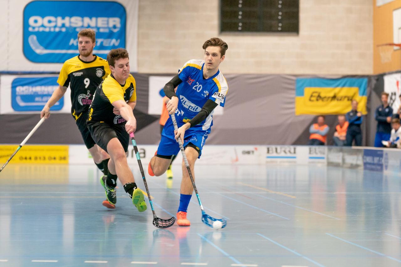 Ruebisbach (Kloten), 02.03.2019, Unihockey Herren U21 B 18. Runde, Kloten-Dietlikon Jets - Iron Marmots Davos-Klosters, Sven Gisiger (Nr. 20, Kloten-Dietlikon Jets) mit einem Abschlussversuch

(Claudio Schwarz, unihockey-fotos.ch)

Copyright: Claudio Schwarz, unihockey-fotos.ch – Dieses Bild wurde durch swiss unihockey lizenziert und darf ausschliesslich auf den Online-Kanälen von swiss unihockey verwendet werden. Die redaktionelle oder kommerzielle Nutzung durch Dritte (Medien, Vereine, Unternehmen oder Privatpersonen) per Download von diesem flickr-Account ist ausgeschlossen. Das Bild kann bei Interesse via unihockey-fotos.ch kostenpflichtig lizenziert werden. unihockey-fotos.ch behält sich vor, fehlbaren Medien, Vereinen, Unternehmen oder Privatpersonen Bilder mit einem Zuschlag in Rechnung zu stellen.