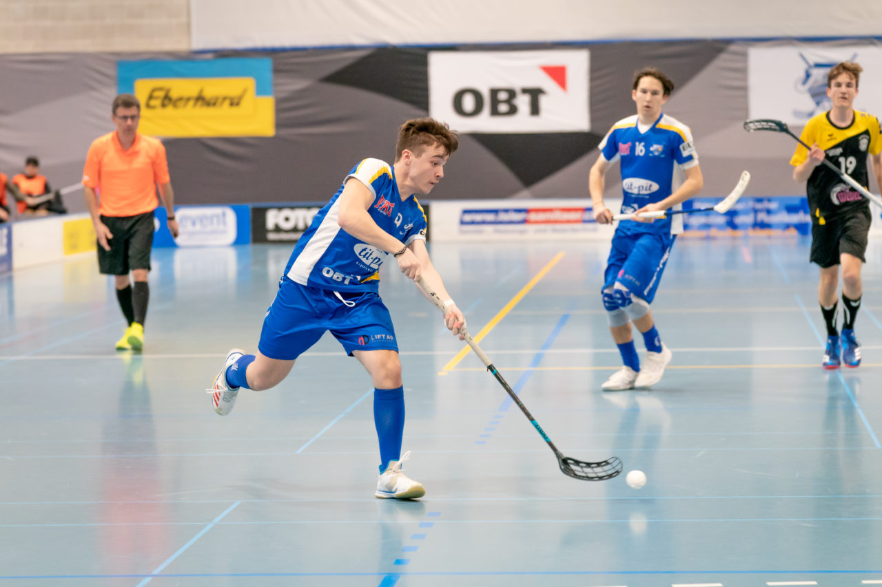 Ruebisbach (Kloten), 02.03.2019, Unihockey Herren U21 B 18. Runde, Kloten-Dietlikon Jets - Iron Marmots Davos-Klosters, Michel Bill (Nr. 8, Kloten-Dietlikon Jets) mit einem Abschlussversuch

(Claudio Schwarz, unihockey-fotos.ch)

Copyright: Claudio Schwarz, unihockey-fotos.ch – Dieses Bild wurde durch swiss unihockey lizenziert und darf ausschliesslich auf den Online-Kanälen von swiss unihockey verwendet werden. Die redaktionelle oder kommerzielle Nutzung durch Dritte (Medien, Vereine, Unternehmen oder Privatpersonen) per Download von diesem flickr-Account ist ausgeschlossen. Das Bild kann bei Interesse via unihockey-fotos.ch kostenpflichtig lizenziert werden. unihockey-fotos.ch behält sich vor, fehlbaren Medien, Vereinen, Unternehmen oder Privatpersonen Bilder mit einem Zuschlag in Rechnung zu stellen.