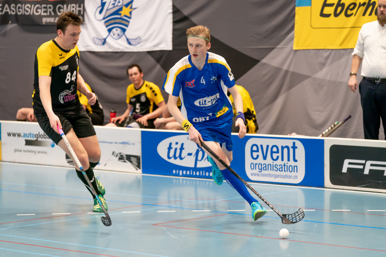 Ruebisbach (Kloten), 02.03.2019, Unihockey Herren U21 B 18. Runde, Kloten-Dietlikon Jets - Iron Marmots Davos-Klosters, Lukas Schellenberg (Nr. 4, Kloten-Dietlikon Jets) am Ball

(Claudio Schwarz, unihockey-fotos.ch)

Copyright: Claudio Schwarz, unihockey-fotos.ch – Dieses Bild wurde durch swiss unihockey lizenziert und darf ausschliesslich auf den Online-Kanälen von swiss unihockey verwendet werden. Die redaktionelle oder kommerzielle Nutzung durch Dritte (Medien, Vereine, Unternehmen oder Privatpersonen) per Download von diesem flickr-Account ist ausgeschlossen. Das Bild kann bei Interesse via unihockey-fotos.ch kostenpflichtig lizenziert werden. unihockey-fotos.ch behält sich vor, fehlbaren Medien, Vereinen, Unternehmen oder Privatpersonen Bilder mit einem Zuschlag in Rechnung zu stellen.