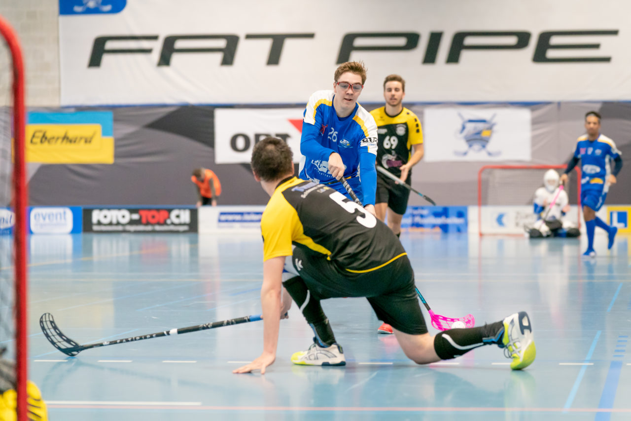 Ruebisbach (Kloten), 02.03.2019, Unihockey Herren U21 B 18. Runde, Kloten-Dietlikon Jets - Iron Marmots Davos-Klosters, Jason Looser (Nr. 26, Kloten-Dietlikon Jets) mit einem Abschlussversuch

(Claudio Schwarz, unihockey-fotos.ch)

Copyright: Claudio Schwarz, unihockey-fotos.ch – Dieses Bild wurde durch swiss unihockey lizenziert und darf ausschliesslich auf den Online-Kanälen von swiss unihockey verwendet werden. Die redaktionelle oder kommerzielle Nutzung durch Dritte (Medien, Vereine, Unternehmen oder Privatpersonen) per Download von diesem flickr-Account ist ausgeschlossen. Das Bild kann bei Interesse via unihockey-fotos.ch kostenpflichtig lizenziert werden. unihockey-fotos.ch behält sich vor, fehlbaren Medien, Vereinen, Unternehmen oder Privatpersonen Bilder mit einem Zuschlag in Rechnung zu stellen.