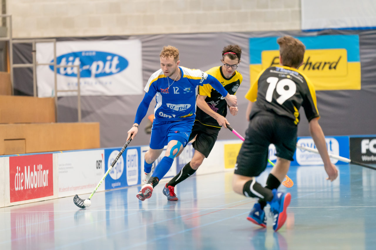 Ruebisbach (Kloten), 02.03.2019, Unihockey Herren U21 B 18. Runde, Kloten-Dietlikon Jets - Iron Marmots Davos-Klosters, Silas Isler (Nr. 12, Kloten-Dietlikon Jets) wird von Lucas Nerreter (Nr. 88, Iron Marmots Davos-Klosters) bedrängt

(Claudio Schwarz, unihockey-fotos.ch)

Copyright: Claudio Schwarz, unihockey-fotos.ch – Dieses Bild wurde durch swiss unihockey lizenziert und darf ausschliesslich auf den Online-Kanälen von swiss unihockey verwendet werden. Die redaktionelle oder kommerzielle Nutzung durch Dritte (Medien, Vereine, Unternehmen oder Privatpersonen) per Download von diesem flickr-Account ist ausgeschlossen. Das Bild kann bei Interesse via unihockey-fotos.ch kostenpflichtig lizenziert werden. unihockey-fotos.ch behält sich vor, fehlbaren Medien, Vereinen, Unternehmen oder Privatpersonen Bilder mit einem Zuschlag in Rechnung zu stellen.