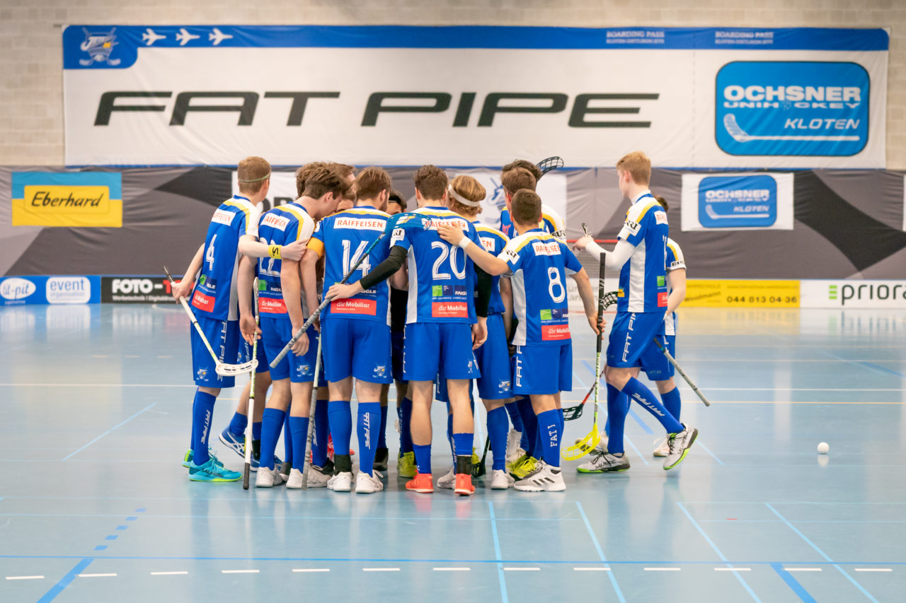 Ruebisbach (Kloten), 02.03.2019, Unihockey Herren U21 B 18. Runde, Kloten-Dietlikon Jets - Iron Marmots Davos-Klosters, Torjubel Kloten-Dietlikon Jets

(Claudio Schwarz, unihockey-fotos.ch)

Copyright: Claudio Schwarz, unihockey-fotos.ch – Dieses Bild wurde durch swiss unihockey lizenziert und darf ausschliesslich auf den Online-Kanälen von swiss unihockey verwendet werden. Die redaktionelle oder kommerzielle Nutzung durch Dritte (Medien, Vereine, Unternehmen oder Privatpersonen) per Download von diesem flickr-Account ist ausgeschlossen. Das Bild kann bei Interesse via unihockey-fotos.ch kostenpflichtig lizenziert werden. unihockey-fotos.ch behält sich vor, fehlbaren Medien, Vereinen, Unternehmen oder Privatpersonen Bilder mit einem Zuschlag in Rechnung zu stellen.