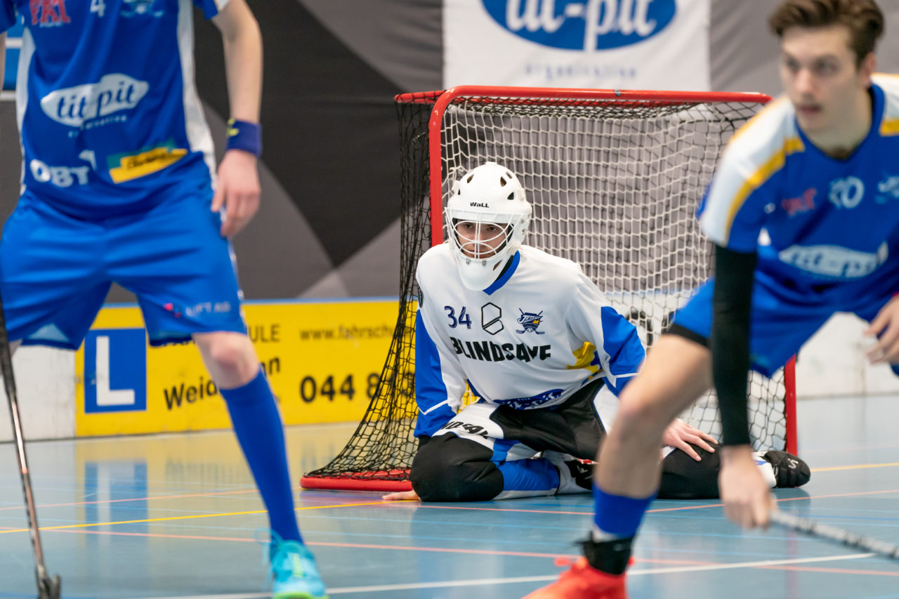 Ruebisbach (Kloten), 02.03.2019, Unihockey Herren U21 B 18. Runde, Kloten-Dietlikon Jets - Iron Marmots Davos-Klosters, Nick Häfliger (Nr. 34, Kloten-Dietlikon Jets) im Tor der Jets

(Claudio Schwarz, unihockey-fotos.ch)

Copyright: Claudio Schwarz, unihockey-fotos.ch – Dieses Bild wurde durch swiss unihockey lizenziert und darf ausschliesslich auf den Online-Kanälen von swiss unihockey verwendet werden. Die redaktionelle oder kommerzielle Nutzung durch Dritte (Medien, Vereine, Unternehmen oder Privatpersonen) per Download von diesem flickr-Account ist ausgeschlossen. Das Bild kann bei Interesse via unihockey-fotos.ch kostenpflichtig lizenziert werden. unihockey-fotos.ch behält sich vor, fehlbaren Medien, Vereinen, Unternehmen oder Privatpersonen Bilder mit einem Zuschlag in Rechnung zu stellen.