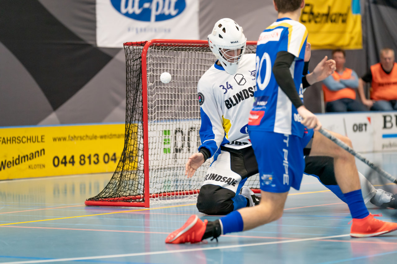 Ruebisbach (Kloten), 02.03.2019, Unihockey Herren U21 B 18. Runde, Kloten-Dietlikon Jets - Iron Marmots Davos-Klosters, Nick Häfliger (Nr. 34, Kloten-Dietlikon Jets) wehrt einen Ball ab

(Claudio Schwarz, unihockey-fotos.ch)

Copyright: Claudio Schwarz, unihockey-fotos.ch – Dieses Bild wurde durch swiss unihockey lizenziert und darf ausschliesslich auf den Online-Kanälen von swiss unihockey verwendet werden. Die redaktionelle oder kommerzielle Nutzung durch Dritte (Medien, Vereine, Unternehmen oder Privatpersonen) per Download von diesem flickr-Account ist ausgeschlossen. Das Bild kann bei Interesse via unihockey-fotos.ch kostenpflichtig lizenziert werden. unihockey-fotos.ch behält sich vor, fehlbaren Medien, Vereinen, Unternehmen oder Privatpersonen Bilder mit einem Zuschlag in Rechnung zu stellen.