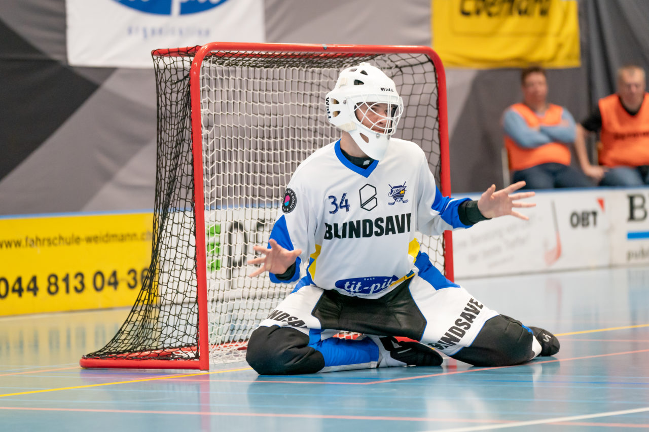 Ruebisbach (Kloten), 02.03.2019, Unihockey Herren U21 B 18. Runde, Kloten-Dietlikon Jets - Iron Marmots Davos-Klosters, Nick Häfliger (Nr. 34, Kloten-Dietlikon Jets) im Tor der Jets

(Claudio Schwarz, unihockey-fotos.ch)

Copyright: Claudio Schwarz, unihockey-fotos.ch – Dieses Bild wurde durch swiss unihockey lizenziert und darf ausschliesslich auf den Online-Kanälen von swiss unihockey verwendet werden. Die redaktionelle oder kommerzielle Nutzung durch Dritte (Medien, Vereine, Unternehmen oder Privatpersonen) per Download von diesem flickr-Account ist ausgeschlossen. Das Bild kann bei Interesse via unihockey-fotos.ch kostenpflichtig lizenziert werden. unihockey-fotos.ch behält sich vor, fehlbaren Medien, Vereinen, Unternehmen oder Privatpersonen Bilder mit einem Zuschlag in Rechnung zu stellen.