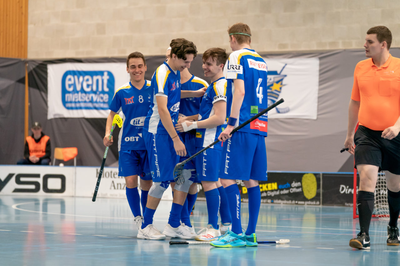 Ruebisbach (Kloten), 02.03.2019, Unihockey Herren U21 B 18. Runde, Kloten-Dietlikon Jets - Iron Marmots Davos-Klosters, Torjubel Kloten-Dietlikon Jets

(Claudio Schwarz, unihockey-fotos.ch)

Copyright: Claudio Schwarz, unihockey-fotos.ch – Dieses Bild wurde durch swiss unihockey lizenziert und darf ausschliesslich auf den Online-Kanälen von swiss unihockey verwendet werden. Die redaktionelle oder kommerzielle Nutzung durch Dritte (Medien, Vereine, Unternehmen oder Privatpersonen) per Download von diesem flickr-Account ist ausgeschlossen. Das Bild kann bei Interesse via unihockey-fotos.ch kostenpflichtig lizenziert werden. unihockey-fotos.ch behält sich vor, fehlbaren Medien, Vereinen, Unternehmen oder Privatpersonen Bilder mit einem Zuschlag in Rechnung zu stellen.
