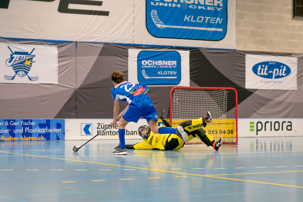 Ruebisbach (Kloten), 02.03.2019, Unihockey Herren U21 B 18. Runde, Kloten-Dietlikon Jets - Iron Marmots Davos-Klosters, Mike Rickenbacher (Nr. 23, Kloten-Dietlikon Jets) umkurvt Carlo Berchtold (Nr. 98, Iron Marmots Davos-Klosters)

(Claudio Schwarz, unihockey-fotos.ch)

Copyright: Claudio Schwarz, unihockey-fotos.ch – Dieses Bild wurde durch swiss unihockey lizenziert und darf ausschliesslich auf den Online-Kanälen von swiss unihockey verwendet werden. Die redaktionelle oder kommerzielle Nutzung durch Dritte (Medien, Vereine, Unternehmen oder Privatpersonen) per Download von diesem flickr-Account ist ausgeschlossen. Das Bild kann bei Interesse via unihockey-fotos.ch kostenpflichtig lizenziert werden. unihockey-fotos.ch behält sich vor, fehlbaren Medien, Vereinen, Unternehmen oder Privatpersonen Bilder mit einem Zuschlag in Rechnung zu stellen.