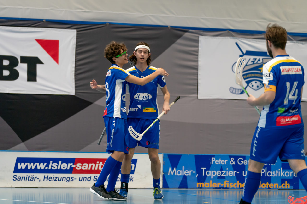 Ruebisbach (Kloten), 02.03.2019, Unihockey Herren U21 B 18. Runde, Kloten-Dietlikon Jets - Iron Marmots Davos-Klosters, Mike Rickenbacher (Nr. 23, Kloten-Dietlikon Jets) jubelt mit Jann Gartmann (Nr. 11, Kloten-Dietlikon Jets)

(Claudio Schwarz, unihockey-fotos.ch)

Copyright: Claudio Schwarz, unihockey-fotos.ch – Dieses Bild wurde durch swiss unihockey lizenziert und darf ausschliesslich auf den Online-Kanälen von swiss unihockey verwendet werden. Die redaktionelle oder kommerzielle Nutzung durch Dritte (Medien, Vereine, Unternehmen oder Privatpersonen) per Download von diesem flickr-Account ist ausgeschlossen. Das Bild kann bei Interesse via unihockey-fotos.ch kostenpflichtig lizenziert werden. unihockey-fotos.ch behält sich vor, fehlbaren Medien, Vereinen, Unternehmen oder Privatpersonen Bilder mit einem Zuschlag in Rechnung zu stellen.