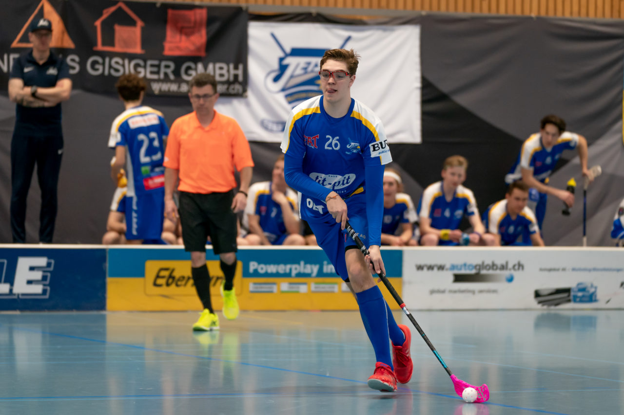 Ruebisbach (Kloten), 02.03.2019, Unihockey Herren U21 B 18. Runde, Kloten-Dietlikon Jets - Iron Marmots Davos-Klosters, Jason Looser (Nr. 26, Kloten-Dietlikon Jets) am Ball

(Claudio Schwarz, unihockey-fotos.ch)

Copyright: Claudio Schwarz, unihockey-fotos.ch – Dieses Bild wurde durch swiss unihockey lizenziert und darf ausschliesslich auf den Online-Kanälen von swiss unihockey verwendet werden. Die redaktionelle oder kommerzielle Nutzung durch Dritte (Medien, Vereine, Unternehmen oder Privatpersonen) per Download von diesem flickr-Account ist ausgeschlossen. Das Bild kann bei Interesse via unihockey-fotos.ch kostenpflichtig lizenziert werden. unihockey-fotos.ch behält sich vor, fehlbaren Medien, Vereinen, Unternehmen oder Privatpersonen Bilder mit einem Zuschlag in Rechnung zu stellen.
