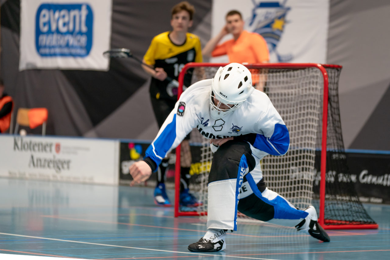 Ruebisbach (Kloten), 02.03.2019, Unihockey Herren U21 B 18. Runde, Kloten-Dietlikon Jets - Iron Marmots Davos-Klosters, Nick Häfliger (Nr. 34, Kloten-Dietlikon Jets) mit einem Auswurf

(Claudio Schwarz, unihockey-fotos.ch)

Copyright: Claudio Schwarz, unihockey-fotos.ch – Dieses Bild wurde durch swiss unihockey lizenziert und darf ausschliesslich auf den Online-Kanälen von swiss unihockey verwendet werden. Die redaktionelle oder kommerzielle Nutzung durch Dritte (Medien, Vereine, Unternehmen oder Privatpersonen) per Download von diesem flickr-Account ist ausgeschlossen. Das Bild kann bei Interesse via unihockey-fotos.ch kostenpflichtig lizenziert werden. unihockey-fotos.ch behält sich vor, fehlbaren Medien, Vereinen, Unternehmen oder Privatpersonen Bilder mit einem Zuschlag in Rechnung zu stellen.