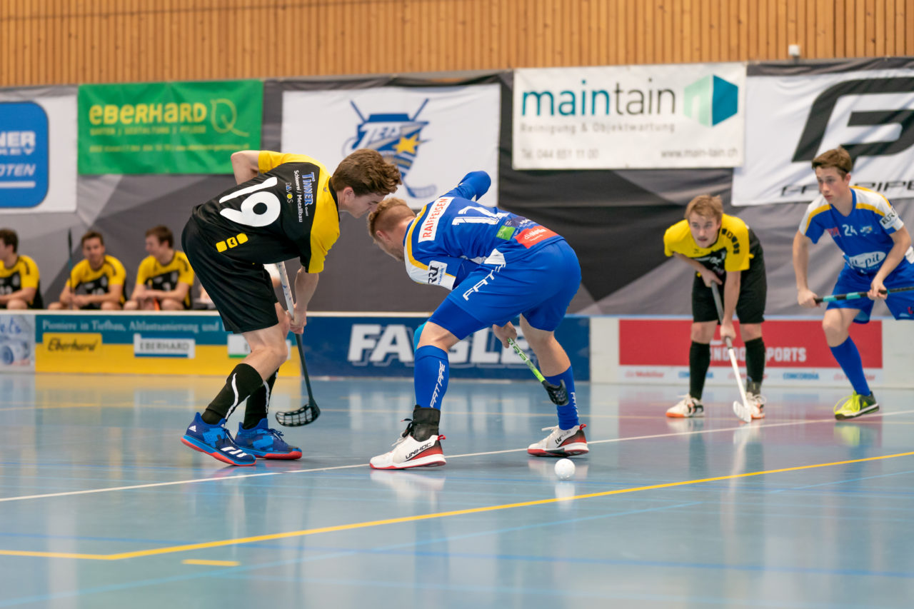 Ruebisbach (Kloten), 02.03.2019, Unihockey Herren U21 B 18. Runde, Kloten-Dietlikon Jets - Iron Marmots Davos-Klosters, Silas Isler (Nr. 12, Kloten-Dietlikon Jets) gewinnt das Bully gegen Silvan Meier (Nr. 19, Iron Marmots Davos-Klosters)

(Claudio Schwarz, unihockey-fotos.ch)

Copyright: Claudio Schwarz, unihockey-fotos.ch – Dieses Bild wurde durch swiss unihockey lizenziert und darf ausschliesslich auf den Online-Kanälen von swiss unihockey verwendet werden. Die redaktionelle oder kommerzielle Nutzung durch Dritte (Medien, Vereine, Unternehmen oder Privatpersonen) per Download von diesem flickr-Account ist ausgeschlossen. Das Bild kann bei Interesse via unihockey-fotos.ch kostenpflichtig lizenziert werden. unihockey-fotos.ch behält sich vor, fehlbaren Medien, Vereinen, Unternehmen oder Privatpersonen Bilder mit einem Zuschlag in Rechnung zu stellen.