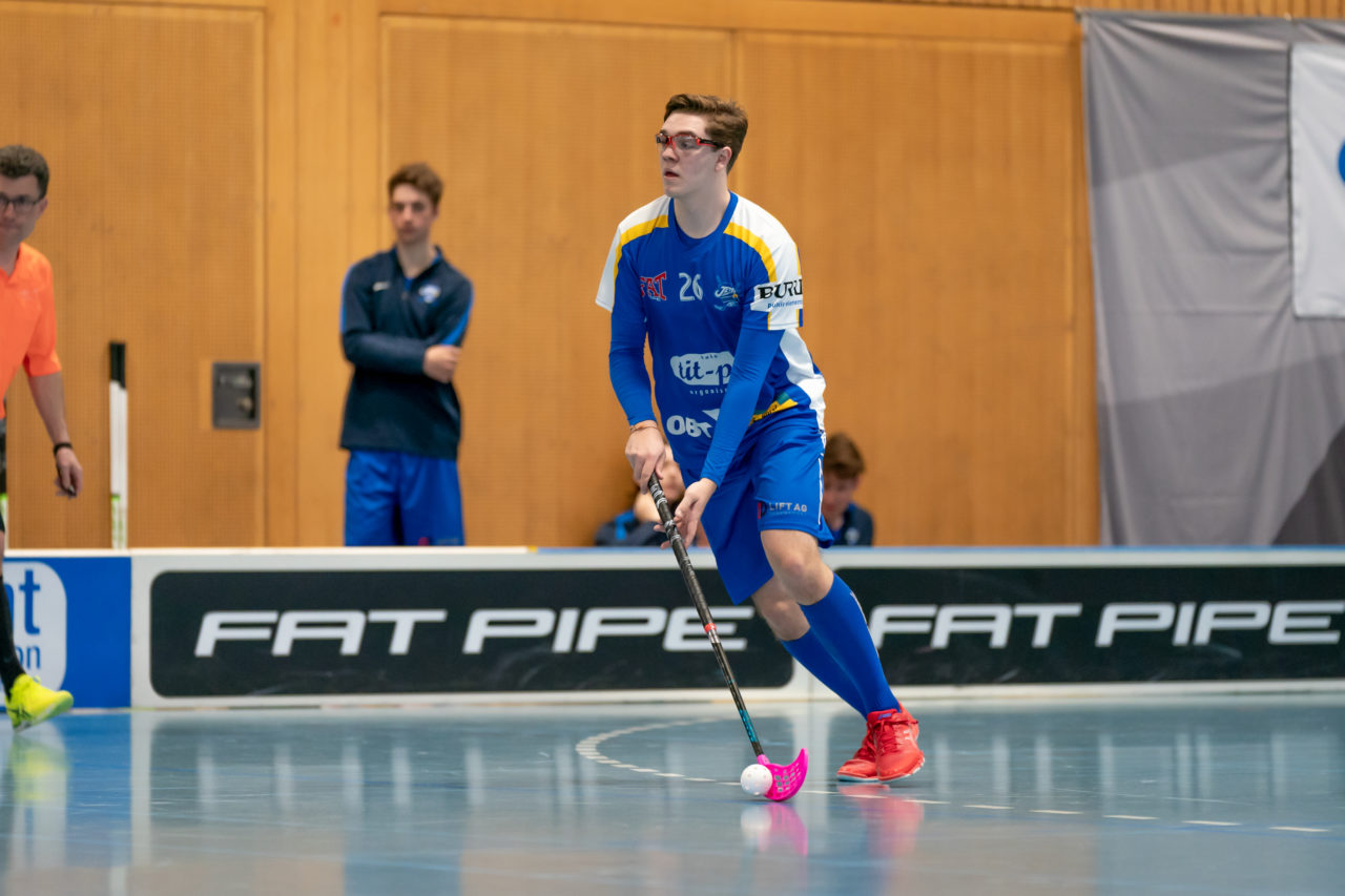 Ruebisbach (Kloten), 02.03.2019, Unihockey Herren U21 B 18. Runde, Kloten-Dietlikon Jets - Iron Marmots Davos-Klosters, Jason Looser (Nr. 26, Kloten-Dietlikon Jets) am Ball

(Claudio Schwarz, unihockey-fotos.ch)

Copyright: Claudio Schwarz, unihockey-fotos.ch – Dieses Bild wurde durch swiss unihockey lizenziert und darf ausschliesslich auf den Online-Kanälen von swiss unihockey verwendet werden. Die redaktionelle oder kommerzielle Nutzung durch Dritte (Medien, Vereine, Unternehmen oder Privatpersonen) per Download von diesem flickr-Account ist ausgeschlossen. Das Bild kann bei Interesse via unihockey-fotos.ch kostenpflichtig lizenziert werden. unihockey-fotos.ch behält sich vor, fehlbaren Medien, Vereinen, Unternehmen oder Privatpersonen Bilder mit einem Zuschlag in Rechnung zu stellen.