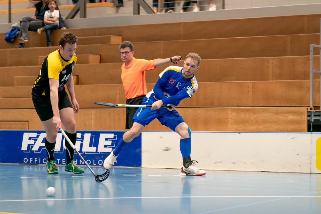 Ruebisbach (Kloten), 02.03.2019, Unihockey Herren U21 B 18. Runde, Kloten-Dietlikon Jets - Iron Marmots Davos-Klosters, Silas Isler (Nr. 12, Kloten-Dietlikon Jets) spielt einen Pass

(Claudio Schwarz, unihockey-fotos.ch)

Copyright: Claudio Schwarz, unihockey-fotos.ch – Dieses Bild wurde durch swiss unihockey lizenziert und darf ausschliesslich auf den Online-Kanälen von swiss unihockey verwendet werden. Die redaktionelle oder kommerzielle Nutzung durch Dritte (Medien, Vereine, Unternehmen oder Privatpersonen) per Download von diesem flickr-Account ist ausgeschlossen. Das Bild kann bei Interesse via unihockey-fotos.ch kostenpflichtig lizenziert werden. unihockey-fotos.ch behält sich vor, fehlbaren Medien, Vereinen, Unternehmen oder Privatpersonen Bilder mit einem Zuschlag in Rechnung zu stellen.