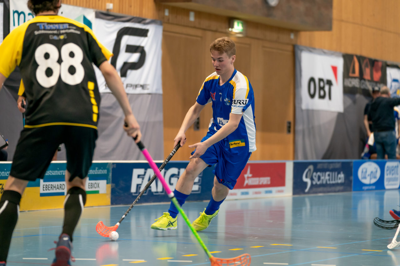 Ruebisbach (Kloten), 02.03.2019, Unihockey Herren U21 B 18. Runde, Kloten-Dietlikon Jets - Iron Marmots Davos-Klosters, Guy Häring (Nr. 7, Kloten-Dietlikon Jets) am Ball

(Claudio Schwarz, unihockey-fotos.ch)

Copyright: Claudio Schwarz, unihockey-fotos.ch – Dieses Bild wurde durch swiss unihockey lizenziert und darf ausschliesslich auf den Online-Kanälen von swiss unihockey verwendet werden. Die redaktionelle oder kommerzielle Nutzung durch Dritte (Medien, Vereine, Unternehmen oder Privatpersonen) per Download von diesem flickr-Account ist ausgeschlossen. Das Bild kann bei Interesse via unihockey-fotos.ch kostenpflichtig lizenziert werden. unihockey-fotos.ch behält sich vor, fehlbaren Medien, Vereinen, Unternehmen oder Privatpersonen Bilder mit einem Zuschlag in Rechnung zu stellen.