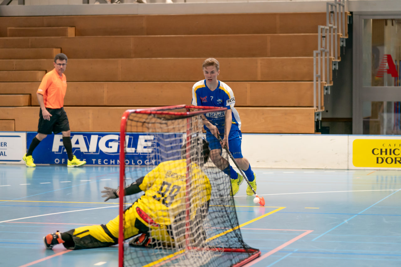 Ruebisbach (Kloten), 02.03.2019, Unihockey Herren U21 B 18. Runde, Kloten-Dietlikon Jets - Iron Marmots Davos-Klosters, Guy Häring (Nr. 7, Kloten-Dietlikon Jets) am Ball

(Claudio Schwarz, unihockey-fotos.ch)

Copyright: Claudio Schwarz, unihockey-fotos.ch – Dieses Bild wurde durch swiss unihockey lizenziert und darf ausschliesslich auf den Online-Kanälen von swiss unihockey verwendet werden. Die redaktionelle oder kommerzielle Nutzung durch Dritte (Medien, Vereine, Unternehmen oder Privatpersonen) per Download von diesem flickr-Account ist ausgeschlossen. Das Bild kann bei Interesse via unihockey-fotos.ch kostenpflichtig lizenziert werden. unihockey-fotos.ch behält sich vor, fehlbaren Medien, Vereinen, Unternehmen oder Privatpersonen Bilder mit einem Zuschlag in Rechnung zu stellen.