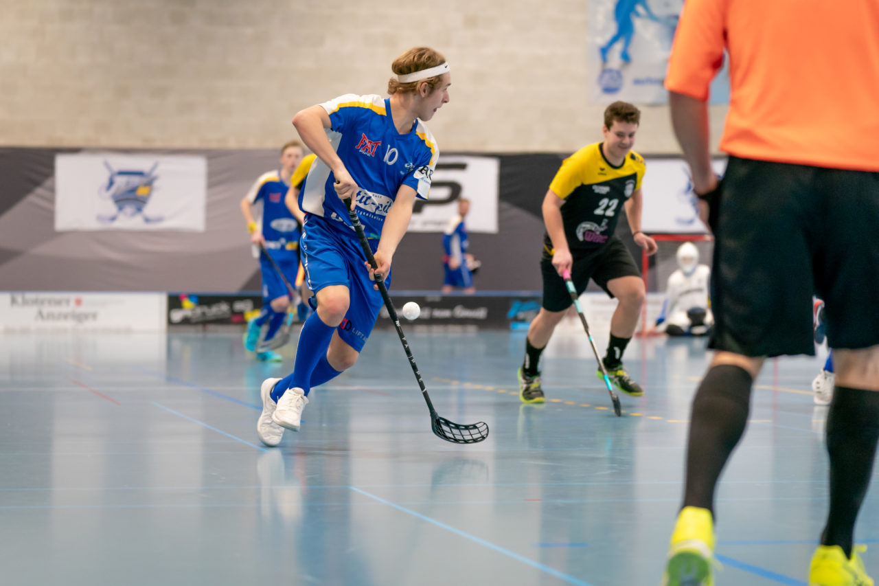 Ruebisbach (Kloten), 02.03.2019, Unihockey Herren U21 B 18. Runde, Kloten-Dietlikon Jets - Iron Marmots Davos-Klosters, Mischa Schmid (Nr. 10, Kloten-Dietlikon Jets) am Ball

(Claudio Schwarz, unihockey-fotos.ch)

Copyright: Claudio Schwarz, unihockey-fotos.ch – Dieses Bild wurde durch swiss unihockey lizenziert und darf ausschliesslich auf den Online-Kanälen von swiss unihockey verwendet werden. Die redaktionelle oder kommerzielle Nutzung durch Dritte (Medien, Vereine, Unternehmen oder Privatpersonen) per Download von diesem flickr-Account ist ausgeschlossen. Das Bild kann bei Interesse via unihockey-fotos.ch kostenpflichtig lizenziert werden. unihockey-fotos.ch behält sich vor, fehlbaren Medien, Vereinen, Unternehmen oder Privatpersonen Bilder mit einem Zuschlag in Rechnung zu stellen.