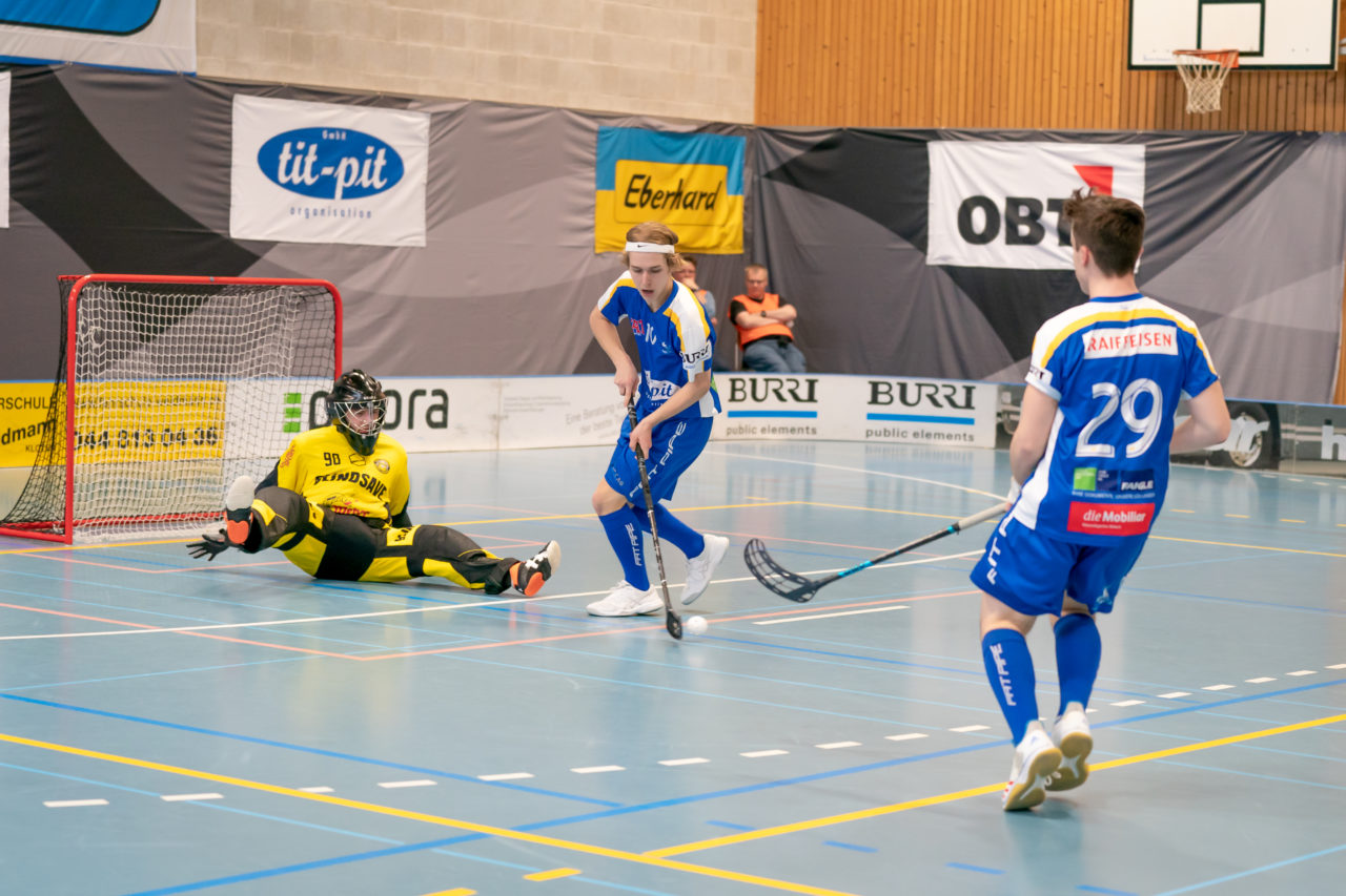 Ruebisbach (Kloten), 02.03.2019, Unihockey Herren U21 B 18. Runde, Kloten-Dietlikon Jets - Iron Marmots Davos-Klosters, Mischa Schmid (Nr. 10, Kloten-Dietlikon Jets) alleine vor dem Tor

(Claudio Schwarz, unihockey-fotos.ch)

Copyright: Claudio Schwarz, unihockey-fotos.ch – Dieses Bild wurde durch swiss unihockey lizenziert und darf ausschliesslich auf den Online-Kanälen von swiss unihockey verwendet werden. Die redaktionelle oder kommerzielle Nutzung durch Dritte (Medien, Vereine, Unternehmen oder Privatpersonen) per Download von diesem flickr-Account ist ausgeschlossen. Das Bild kann bei Interesse via unihockey-fotos.ch kostenpflichtig lizenziert werden. unihockey-fotos.ch behält sich vor, fehlbaren Medien, Vereinen, Unternehmen oder Privatpersonen Bilder mit einem Zuschlag in Rechnung zu stellen.