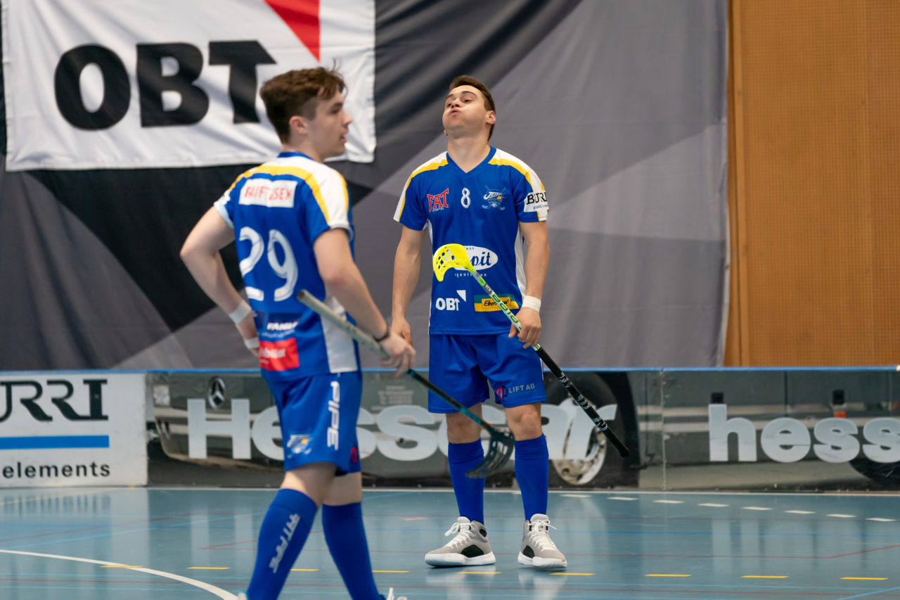 Ruebisbach (Kloten), 02.03.2019, Unihockey Herren U21 B 18. Runde, Kloten-Dietlikon Jets - Iron Marmots Davos-Klosters, Michel Bill (Nr. 8, Kloten-Dietlikon Jets) Torjubel

(Claudio Schwarz, unihockey-fotos.ch)

Copyright: Claudio Schwarz, unihockey-fotos.ch – Dieses Bild wurde durch swiss unihockey lizenziert und darf ausschliesslich auf den Online-Kanälen von swiss unihockey verwendet werden. Die redaktionelle oder kommerzielle Nutzung durch Dritte (Medien, Vereine, Unternehmen oder Privatpersonen) per Download von diesem flickr-Account ist ausgeschlossen. Das Bild kann bei Interesse via unihockey-fotos.ch kostenpflichtig lizenziert werden. unihockey-fotos.ch behält sich vor, fehlbaren Medien, Vereinen, Unternehmen oder Privatpersonen Bilder mit einem Zuschlag in Rechnung zu stellen.