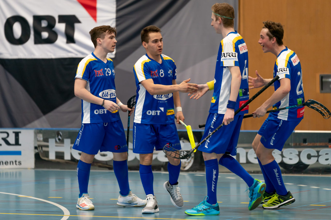 Ruebisbach (Kloten), 02.03.2019, Unihockey Herren U21 B 18. Runde, Kloten-Dietlikon Jets - Iron Marmots Davos-Klosters, Torjubel Kloten-Dietlikon Jets

(Claudio Schwarz, unihockey-fotos.ch)

Copyright: Claudio Schwarz, unihockey-fotos.ch – Dieses Bild wurde durch swiss unihockey lizenziert und darf ausschliesslich auf den Online-Kanälen von swiss unihockey verwendet werden. Die redaktionelle oder kommerzielle Nutzung durch Dritte (Medien, Vereine, Unternehmen oder Privatpersonen) per Download von diesem flickr-Account ist ausgeschlossen. Das Bild kann bei Interesse via unihockey-fotos.ch kostenpflichtig lizenziert werden. unihockey-fotos.ch behält sich vor, fehlbaren Medien, Vereinen, Unternehmen oder Privatpersonen Bilder mit einem Zuschlag in Rechnung zu stellen.