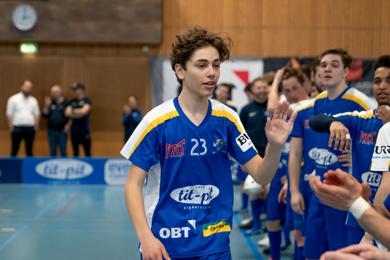 Ruebisbach (Kloten), 02.03.2019, Unihockey Herren U21 B 18. Runde, Kloten-Dietlikon Jets - Iron Marmots Davos-Klosters, Best Player Mike Rickenbacher (Nr. 23, Kloten-Dietlikon Jets)

(Claudio Schwarz, unihockey-fotos.ch)

Copyright: Claudio Schwarz, unihockey-fotos.ch – Dieses Bild wurde durch swiss unihockey lizenziert und darf ausschliesslich auf den Online-Kanälen von swiss unihockey verwendet werden. Die redaktionelle oder kommerzielle Nutzung durch Dritte (Medien, Vereine, Unternehmen oder Privatpersonen) per Download von diesem flickr-Account ist ausgeschlossen. Das Bild kann bei Interesse via unihockey-fotos.ch kostenpflichtig lizenziert werden. unihockey-fotos.ch behält sich vor, fehlbaren Medien, Vereinen, Unternehmen oder Privatpersonen Bilder mit einem Zuschlag in Rechnung zu stellen.