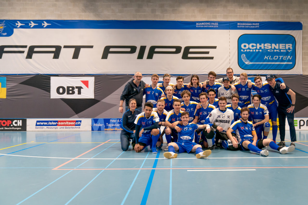 Ruebisbach (Kloten), 02.03.2019, Unihockey Herren U21 B 18. Runde, Kloten-Dietlikon Jets - Iron Marmots Davos-Klosters, die Jets qualifizieren sich für die Playoffs

(Claudio Schwarz, unihockey-fotos.ch)

Copyright: Claudio Schwarz, unihockey-fotos.ch – Dieses Bild wurde durch swiss unihockey lizenziert und darf ausschliesslich auf den Online-Kanälen von swiss unihockey verwendet werden. Die redaktionelle oder kommerzielle Nutzung durch Dritte (Medien, Vereine, Unternehmen oder Privatpersonen) per Download von diesem flickr-Account ist ausgeschlossen. Das Bild kann bei Interesse via unihockey-fotos.ch kostenpflichtig lizenziert werden. unihockey-fotos.ch behält sich vor, fehlbaren Medien, Vereinen, Unternehmen oder Privatpersonen Bilder mit einem Zuschlag in Rechnung zu stellen.