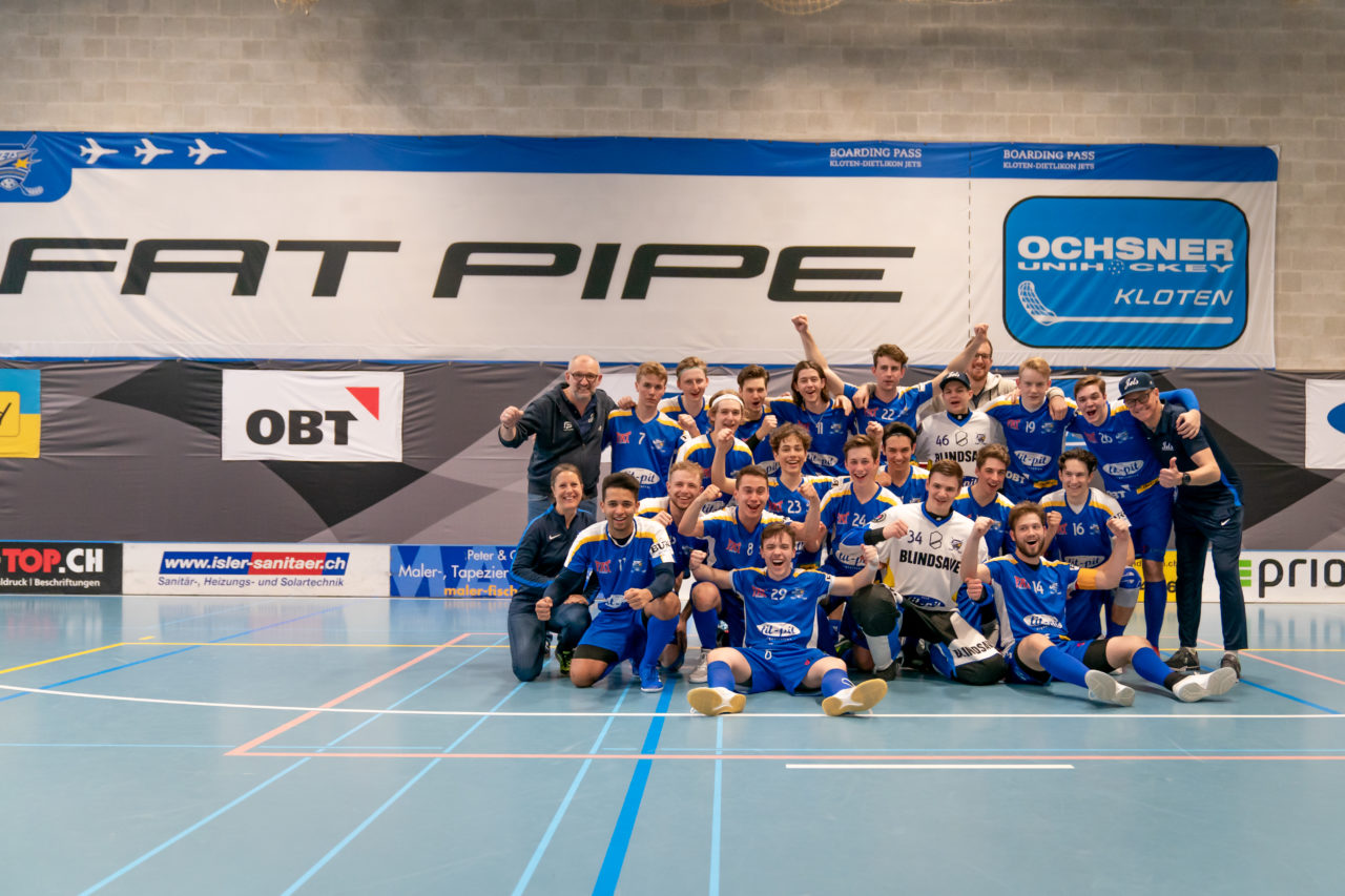 Ruebisbach (Kloten), 02.03.2019, Unihockey Herren U21 B 18. Runde, Kloten-Dietlikon Jets - Iron Marmots Davos-Klosters, die Jets qualifizieren sich für die Playoffs

(Claudio Schwarz, unihockey-fotos.ch)

Copyright: Claudio Schwarz, unihockey-fotos.ch – Dieses Bild wurde durch swiss unihockey lizenziert und darf ausschliesslich auf den Online-Kanälen von swiss unihockey verwendet werden. Die redaktionelle oder kommerzielle Nutzung durch Dritte (Medien, Vereine, Unternehmen oder Privatpersonen) per Download von diesem flickr-Account ist ausgeschlossen. Das Bild kann bei Interesse via unihockey-fotos.ch kostenpflichtig lizenziert werden. unihockey-fotos.ch behält sich vor, fehlbaren Medien, Vereinen, Unternehmen oder Privatpersonen Bilder mit einem Zuschlag in Rechnung zu stellen.