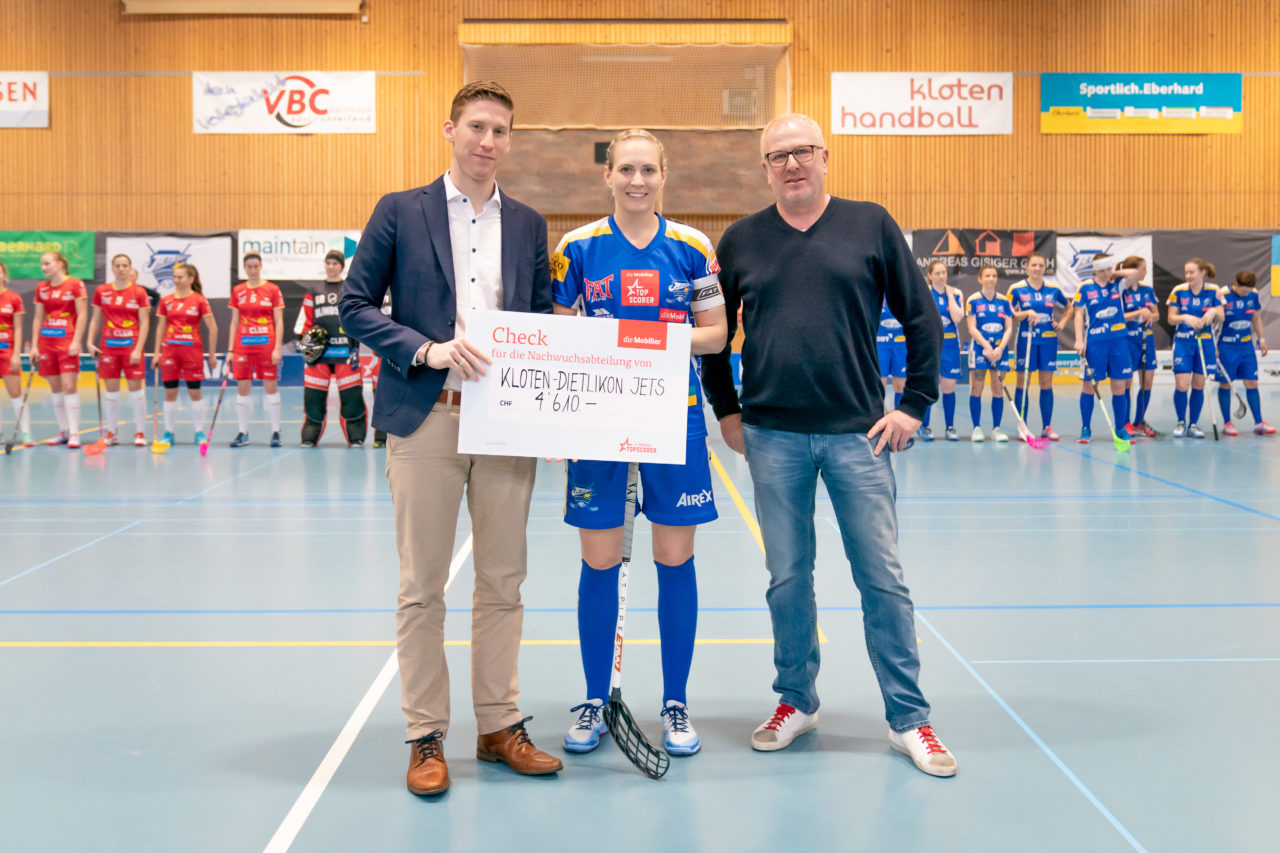 Ruebisbach (Kloten), 02.03.2019, Unihockey Damen NLA Playoffs 1/4-Final Spiel 1, Kloten-Dietlikon Jets - Red Ants Rychenberg Winterthur, Michelle Wiki (Nr. 6, Kloten-Dietlikon Jets) erhält den Topscorer Check von Alexander Huber (Stv. Leiter der Mobiliar Generalagentur Glattal) und Andi Rebsamen (Jets Co-Präsident)

(Claudio Schwarz, unihockey-fotos.ch)

Copyright: Claudio Schwarz, unihockey-fotos.ch – Dieses Bild wurde durch swiss unihockey lizenziert und darf ausschliesslich auf den Online-Kanälen von swiss unihockey verwendet werden. Die redaktionelle oder kommerzielle Nutzung durch Dritte (Medien, Vereine, Unternehmen oder Privatpersonen) per Download von diesem flickr-Account ist ausgeschlossen. Das Bild kann bei Interesse via unihockey-fotos.ch kostenpflichtig lizenziert werden. unihockey-fotos.ch behält sich vor, fehlbaren Medien, Vereinen, Unternehmen oder Privatpersonen Bilder mit einem Zuschlag in Rechnung zu stellen.