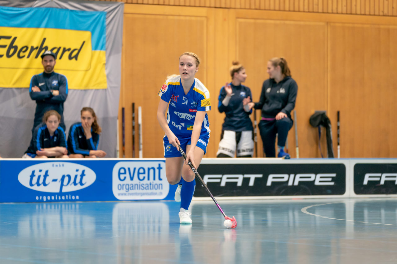 Ruebisbach (Kloten), 02.03.2019, Unihockey Damen NLA Playoffs 1/4-Final Spiel 1, Kloten-Dietlikon Jets - Red Ants Rychenberg Winterthur, Sereina Zwissler (Nr. 51, Kloten-Dietlikon Jets) am Ball

(Claudio Schwarz, unihockey-fotos.ch)

Copyright: Claudio Schwarz, unihockey-fotos.ch – Dieses Bild wurde durch swiss unihockey lizenziert und darf ausschliesslich auf den Online-Kanälen von swiss unihockey verwendet werden. Die redaktionelle oder kommerzielle Nutzung durch Dritte (Medien, Vereine, Unternehmen oder Privatpersonen) per Download von diesem flickr-Account ist ausgeschlossen. Das Bild kann bei Interesse via unihockey-fotos.ch kostenpflichtig lizenziert werden. unihockey-fotos.ch behält sich vor, fehlbaren Medien, Vereinen, Unternehmen oder Privatpersonen Bilder mit einem Zuschlag in Rechnung zu stellen.